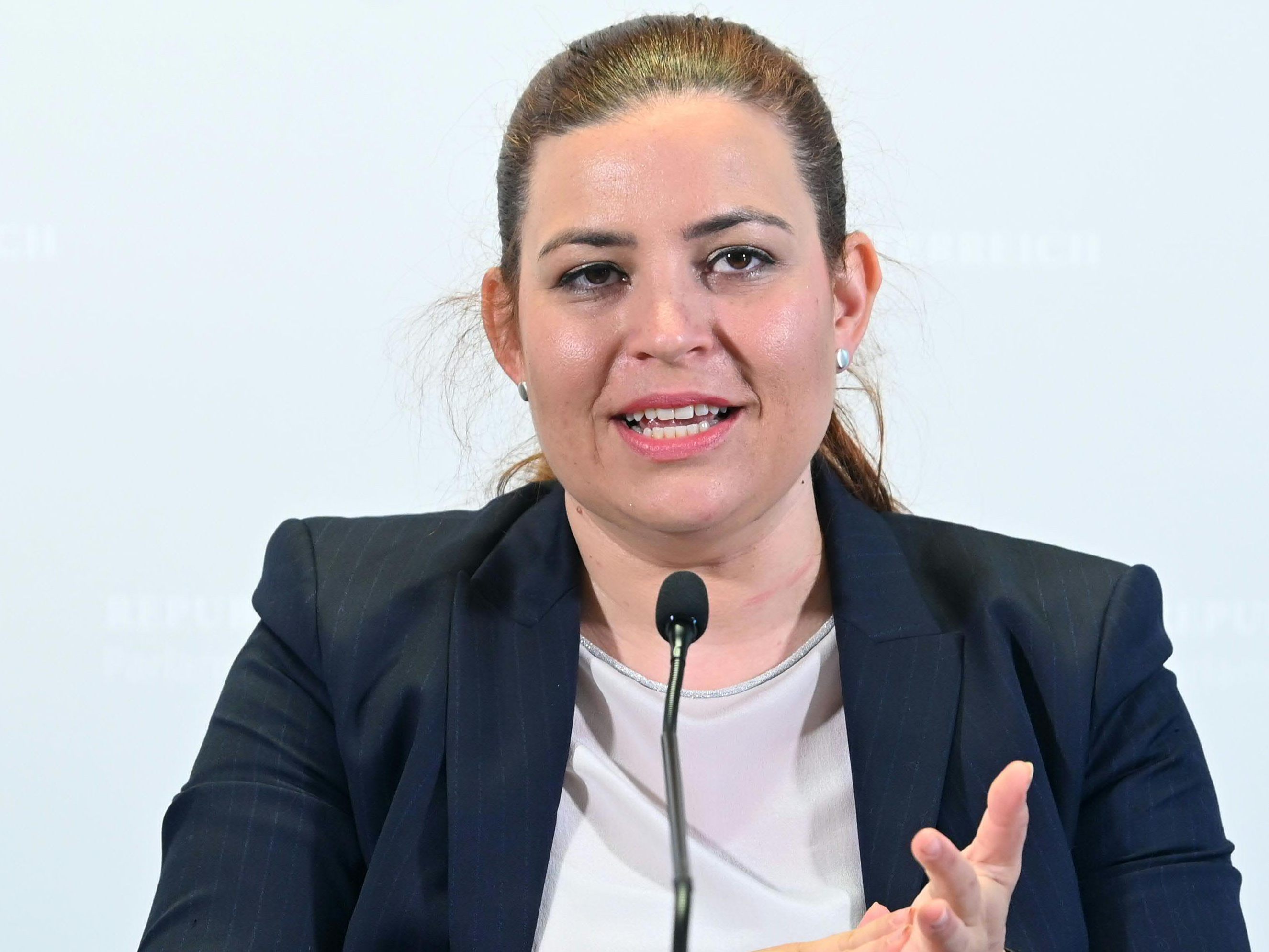 Nina Tomaselli präsentiert den Fraktionsbericht der Grünen.