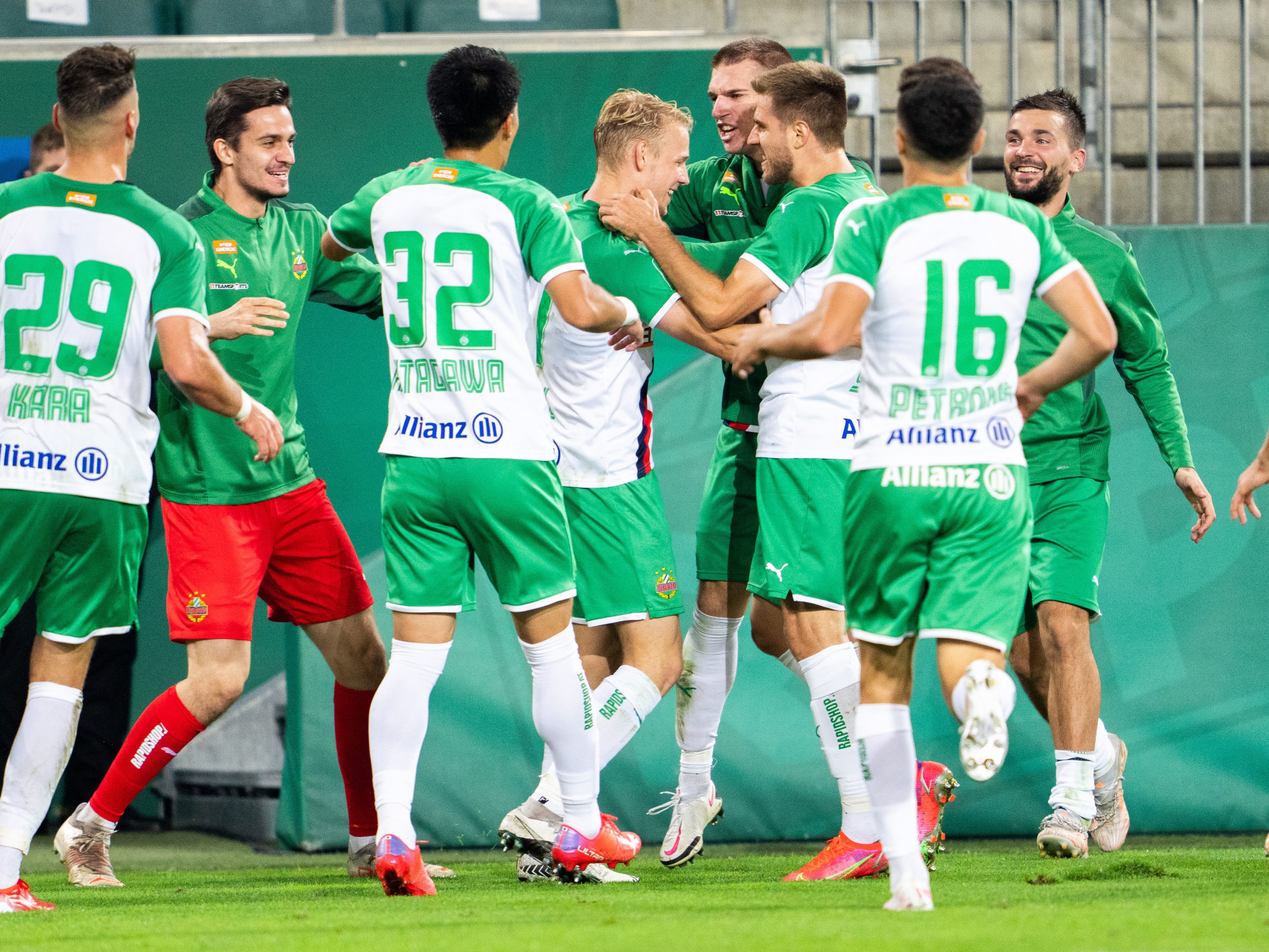 Rapid Wien schafft den Aufstieg in die EL-Gruppenphase. Rapid Wien schafft den Aufstieg in die EL-Gruppenphase.