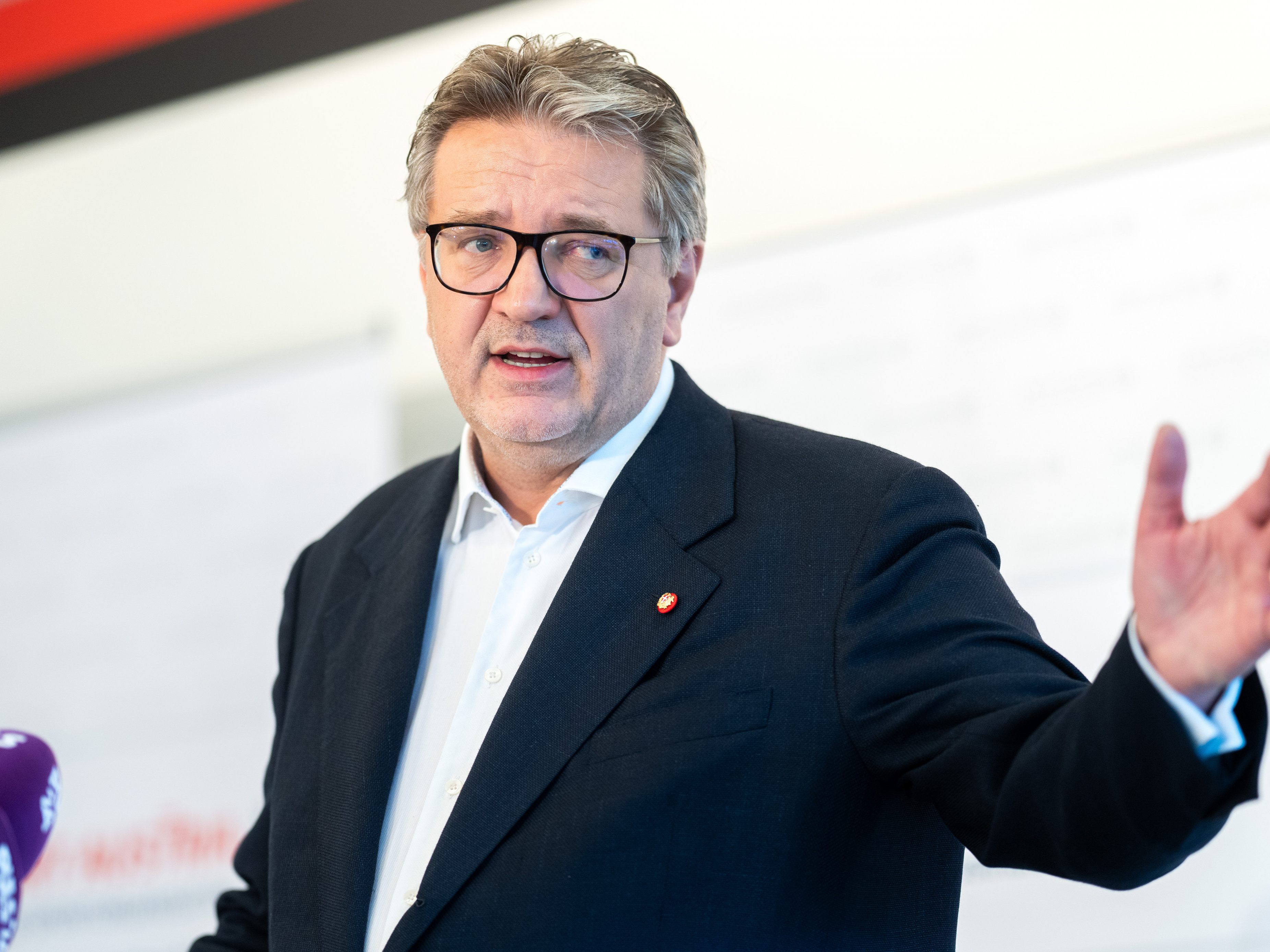 Peter Hacker fordert Maßnahmen für Ungeimpfte. Peter Hacker fordert Maßnahmen für Ungeimpfte.
