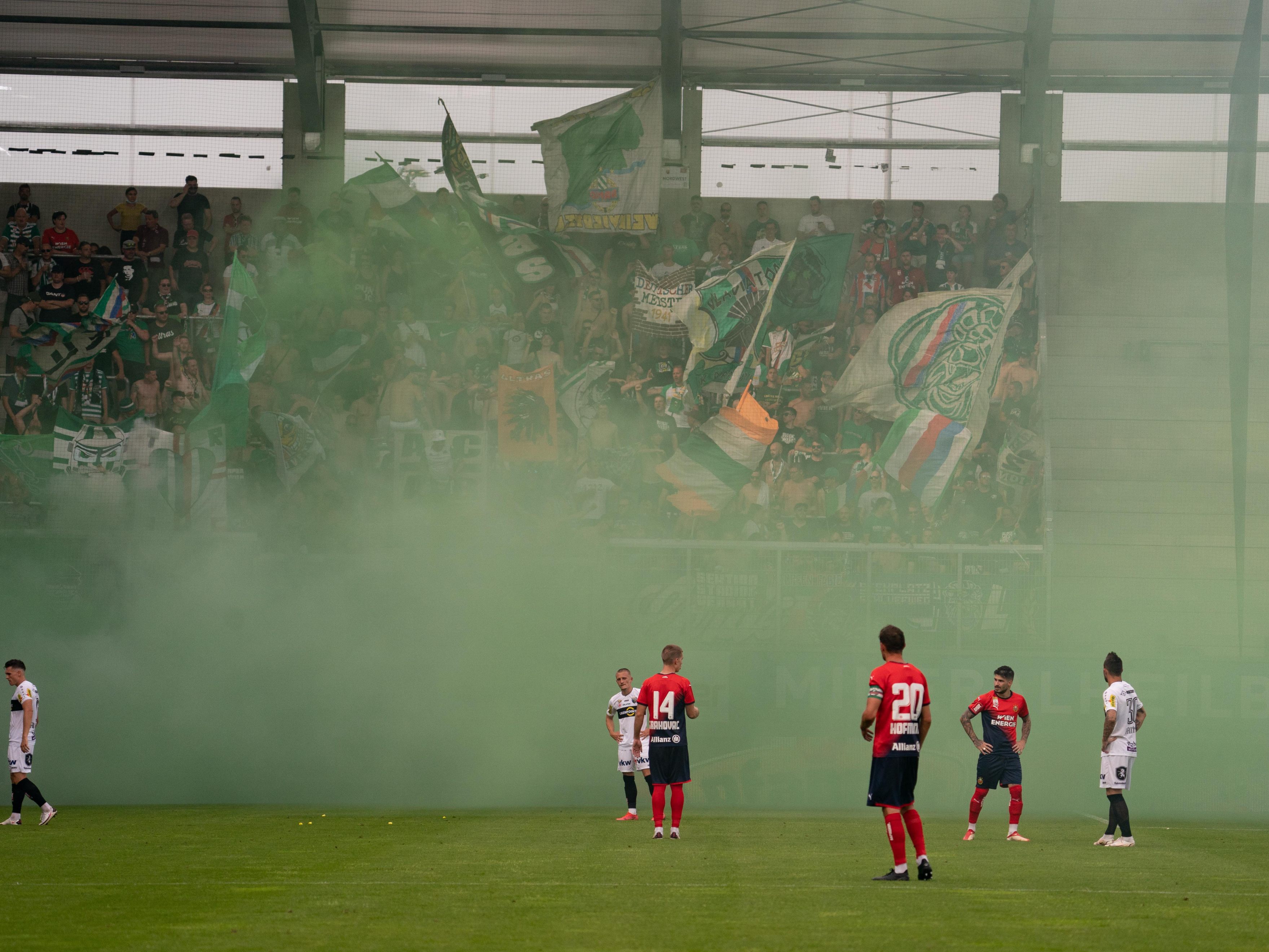 Zwei Rapid-Fans machten nach dem Altach-Match eine unschöne Erfahrung. Zwei Rapid-Fans machten nach dem Altach-Match eine unschöne Erfahrung.