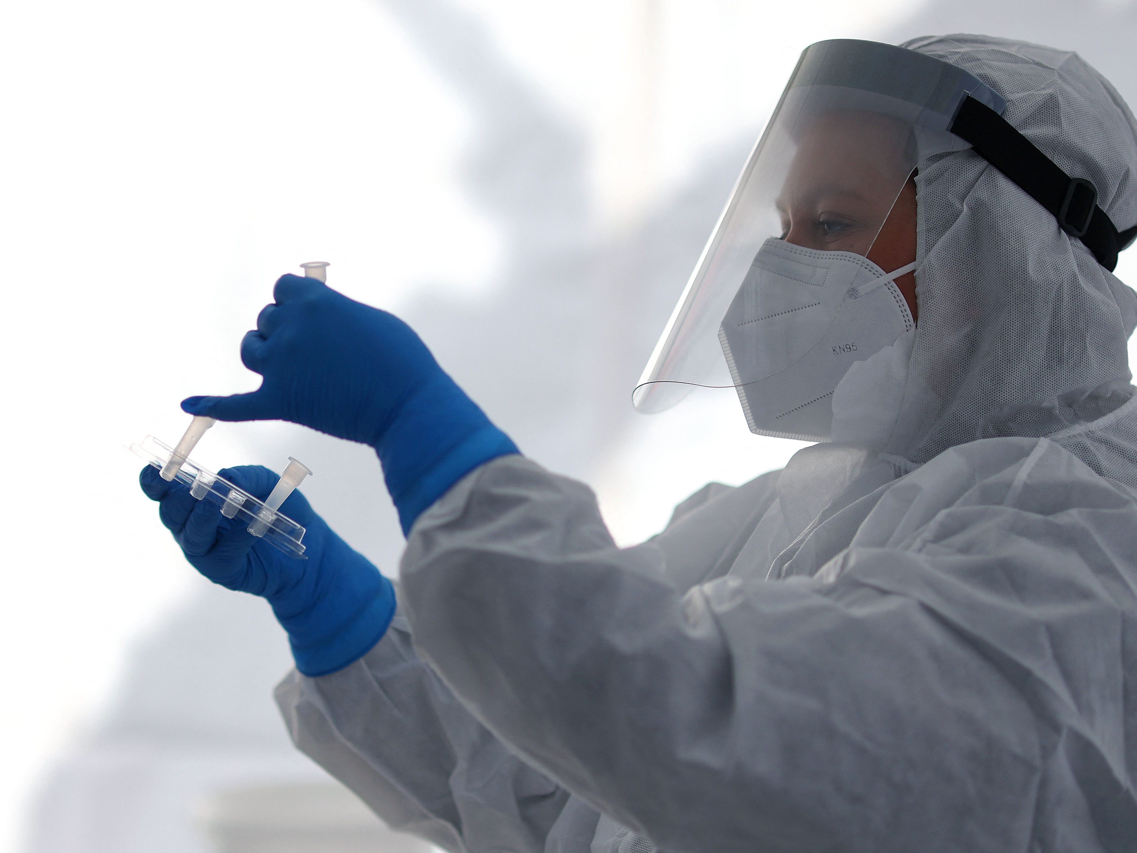 Knapp 1.500 Menschen haben sich in Österreichs bereits zwei Mal mit dem Coronavirus infiziert. Knapp 1.500 Menschen haben sich in Österreichs bereits zwei Mal mit dem Coronavirus infiziert.
