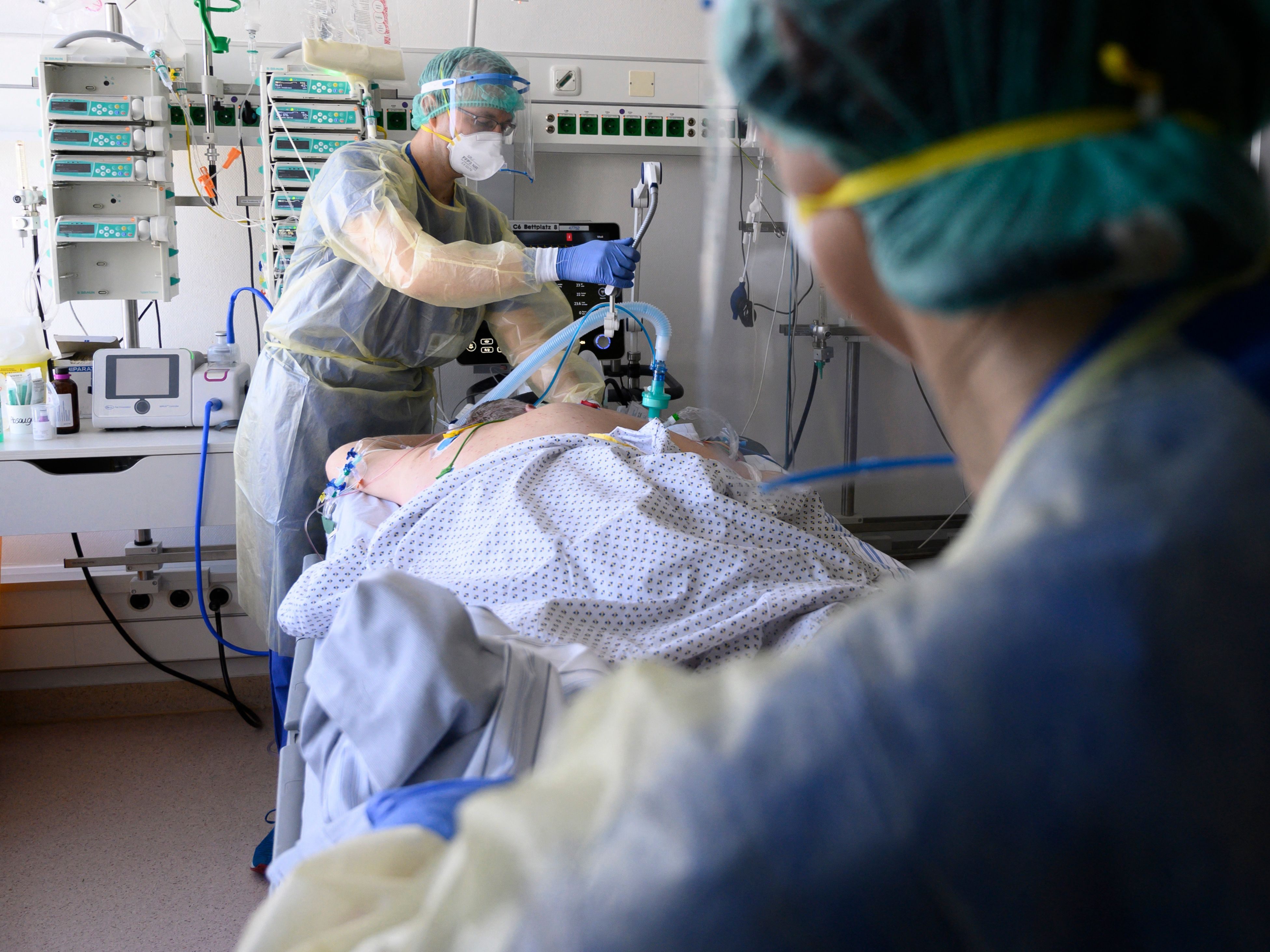 Bei Patienten, die mit einem schweren Verlauf der Erkrankung auf einer Intensivstation lagen, sei der Anteil der Menschen mit Langzeitfolgen der Studie zufolge noch höher. Bei Patienten, die mit einem schweren Verlauf der Erkrankung auf einer Intensivstation lagen, sei der Anteil der Menschen mit Langzeitfolgen der Studie zufolge noch höher.