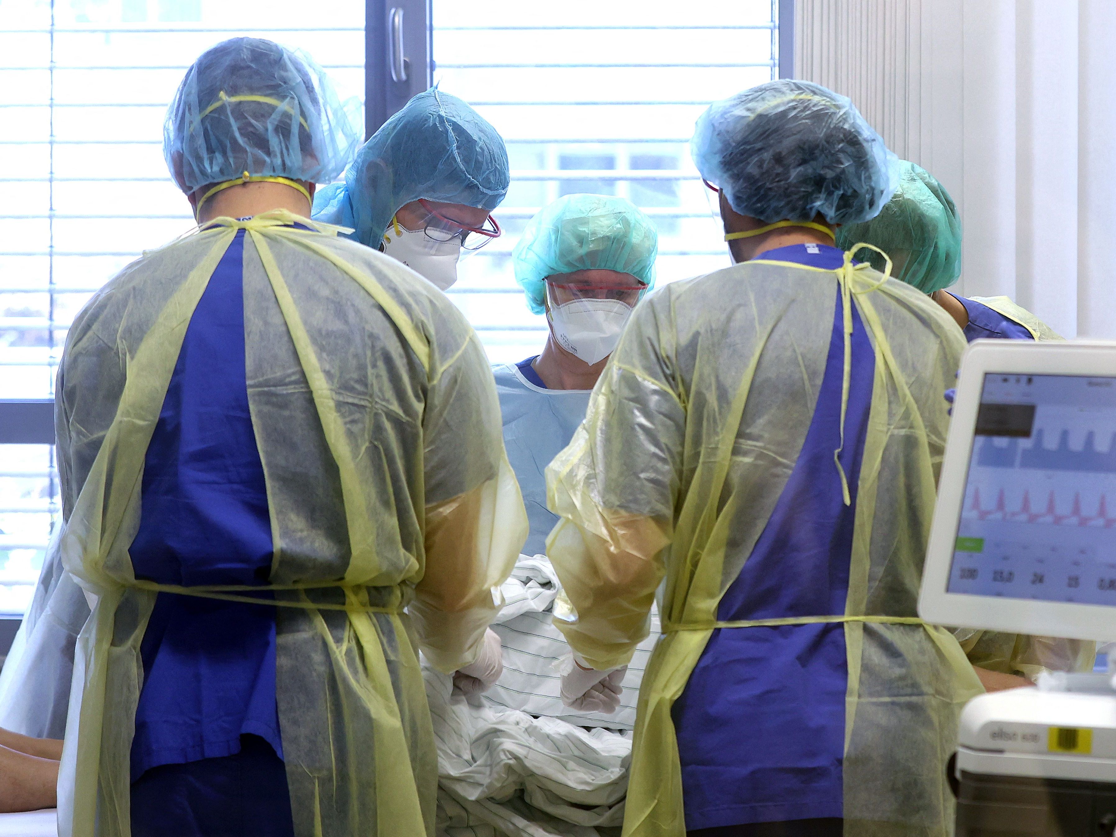 Weniger als zwei Prozent aller Fälle, denen die jüngste Studie nachging, traten bei vollständig Geimpften auf. Weniger als zwei Prozent aller Fälle, denen die jüngste Studie nachging, traten bei vollständig Geimpften auf.