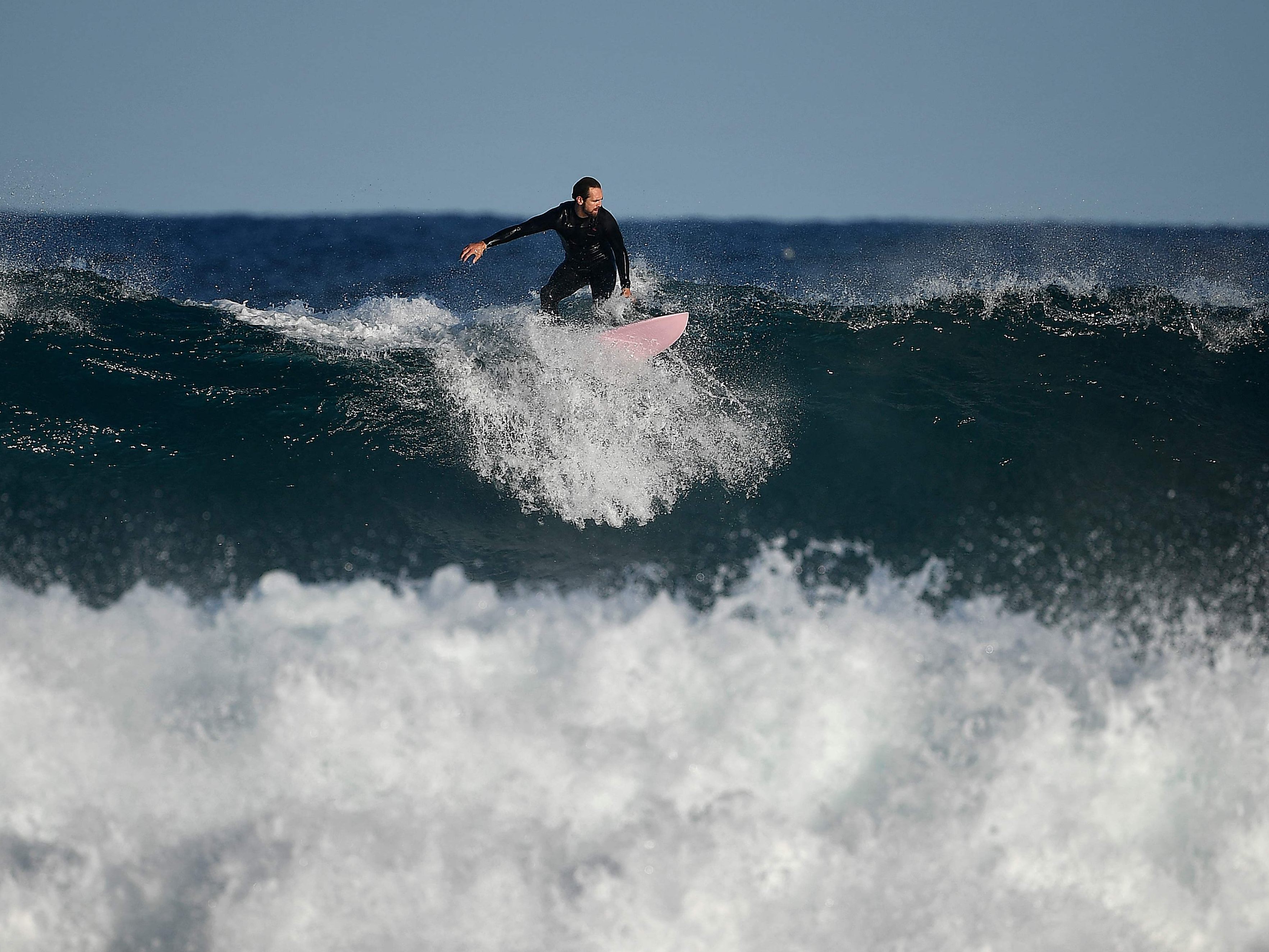 Dieser Surfer zeigt unglaubliche Körperhaltung.