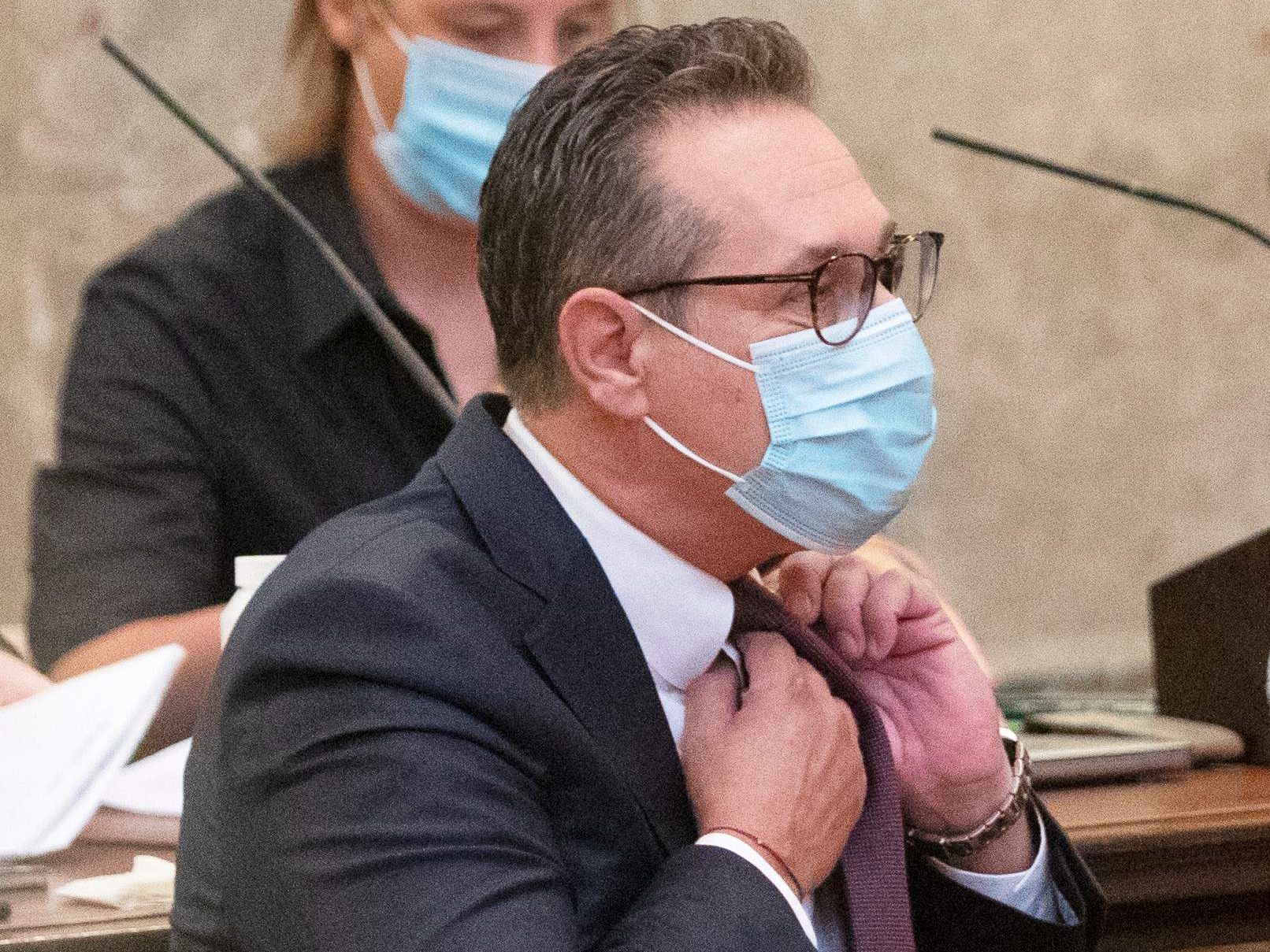 15 Monate bedingt für Strache wegen Bestechlichkeit. 15 Monate bedingt für Strache wegen Bestechlichkeit.