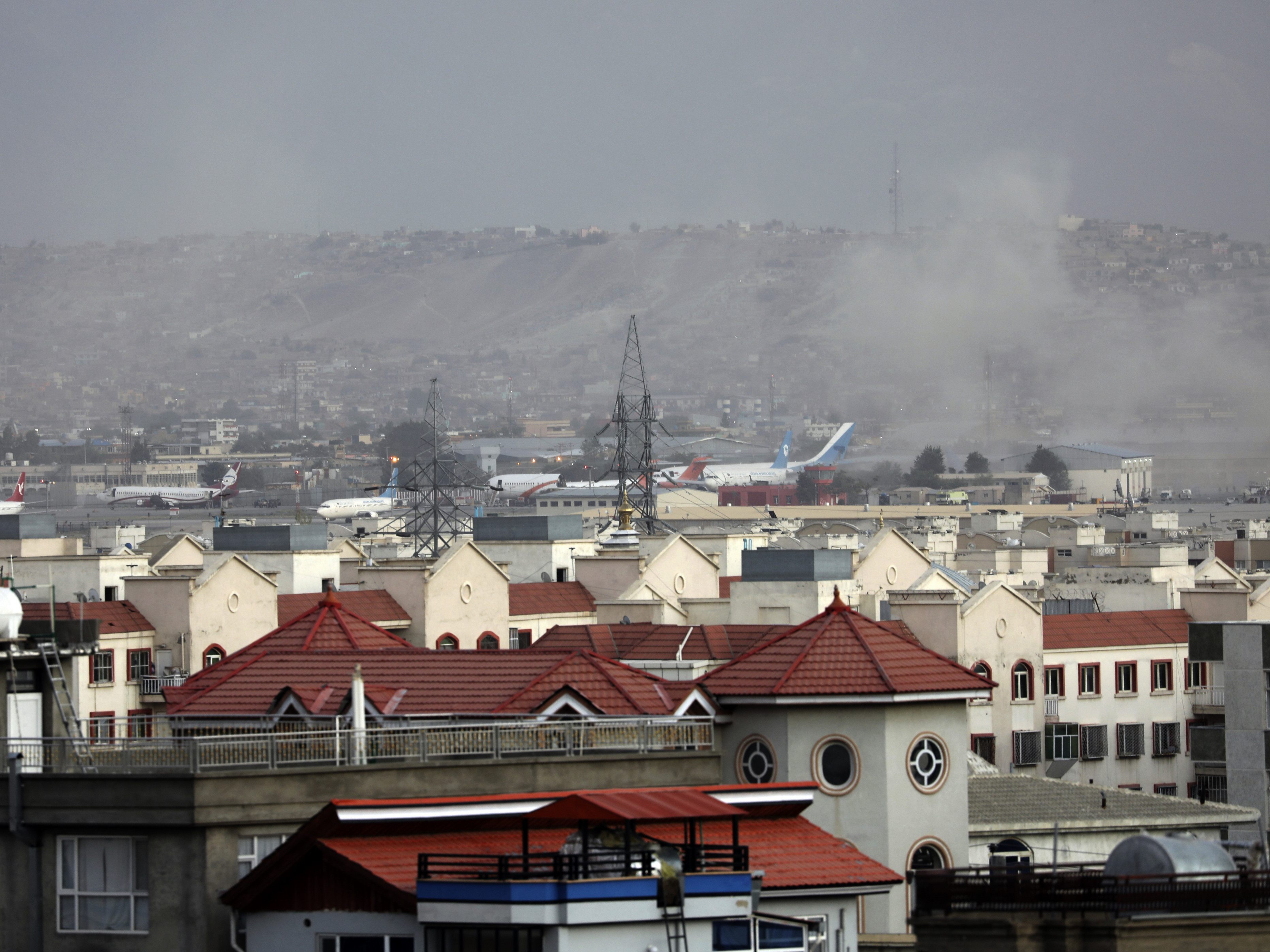 Bei einem Abschlag beim Flughafen von Kabul sind am Donnerstag mehrere Menschen getötet worden. Bei einem Abschlag beim Flughafen von Kabul sind am Donnerstag mehrere Menschen getötet worden.