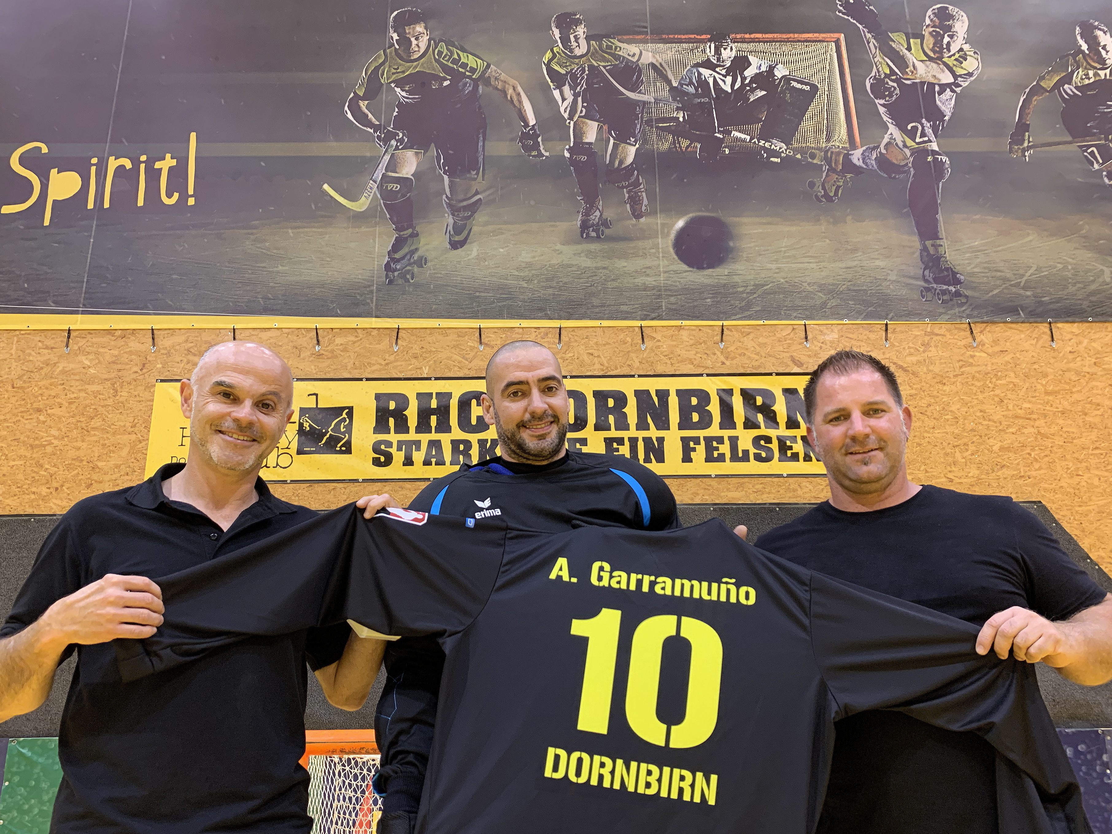 Edi Calvin (Vorstandsbeirat, sportlicher Jugendleiter), Andrés Garramuño und Michael Schwendinger (Vizepräsident). Edi Calvin (Vorstandsbeirat, sportlicher Jugendleiter), Andrés Garramuño und Michael Schwendinger (Vizepräsident).