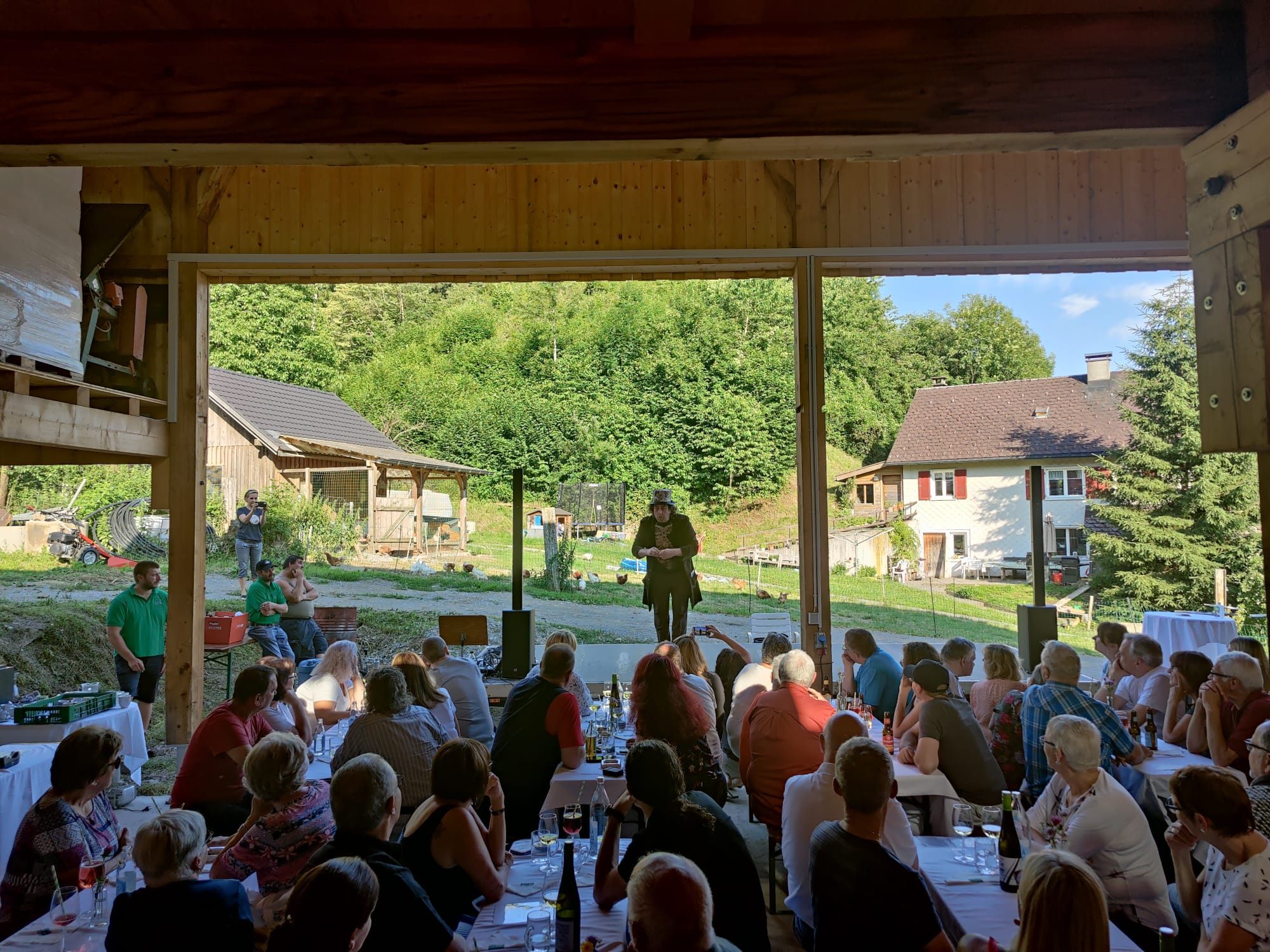 Lachen und genießen im Burghof Satteins. Lachen und genießen im Burghof Satteins.