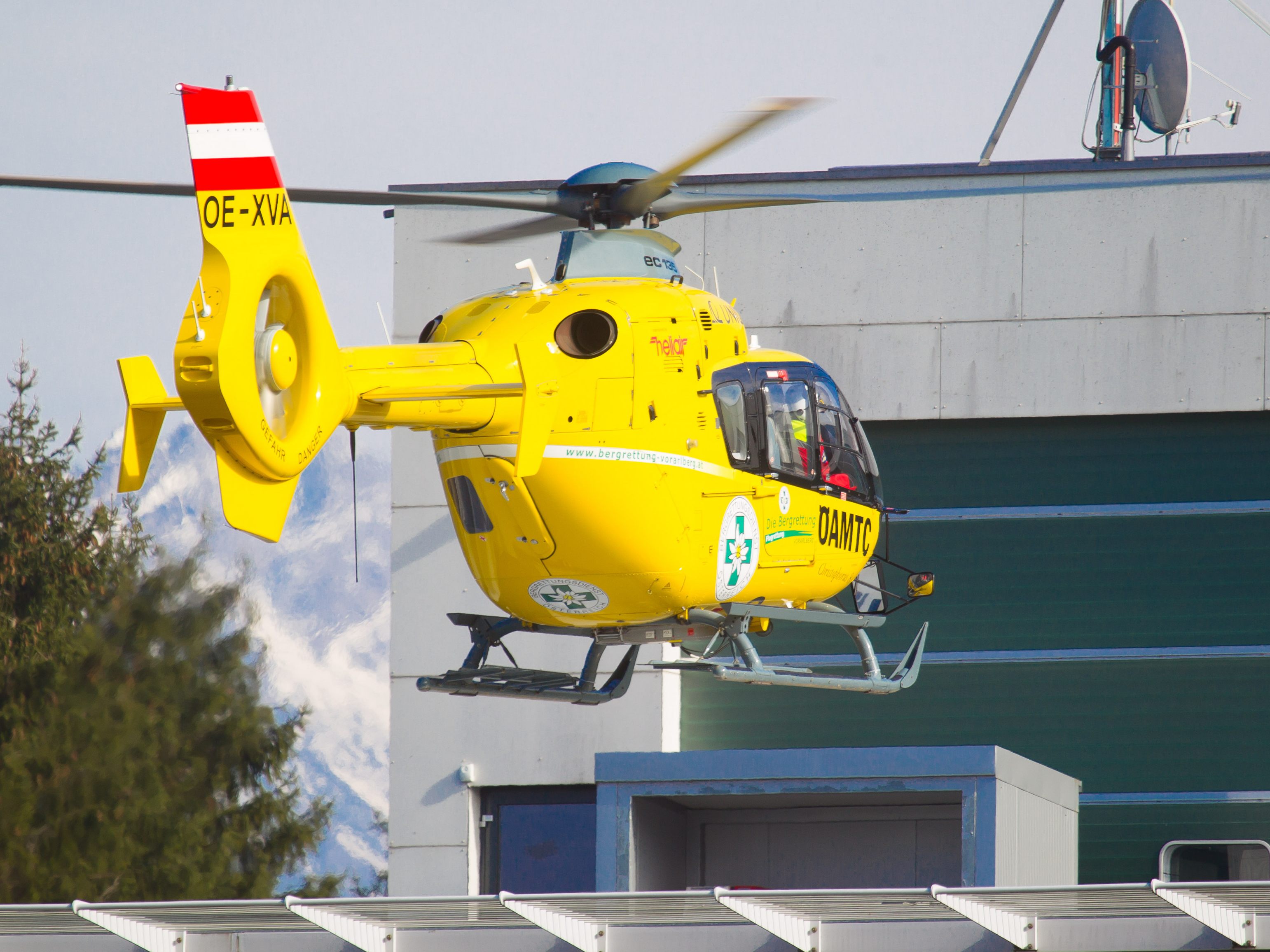 Der Notarzthubschrauber musste den Mann von der Furklaalpe ins LKH bringen. Der Notarzthubschrauber musste den Mann von der Furklaalpe ins LKH bringen.
