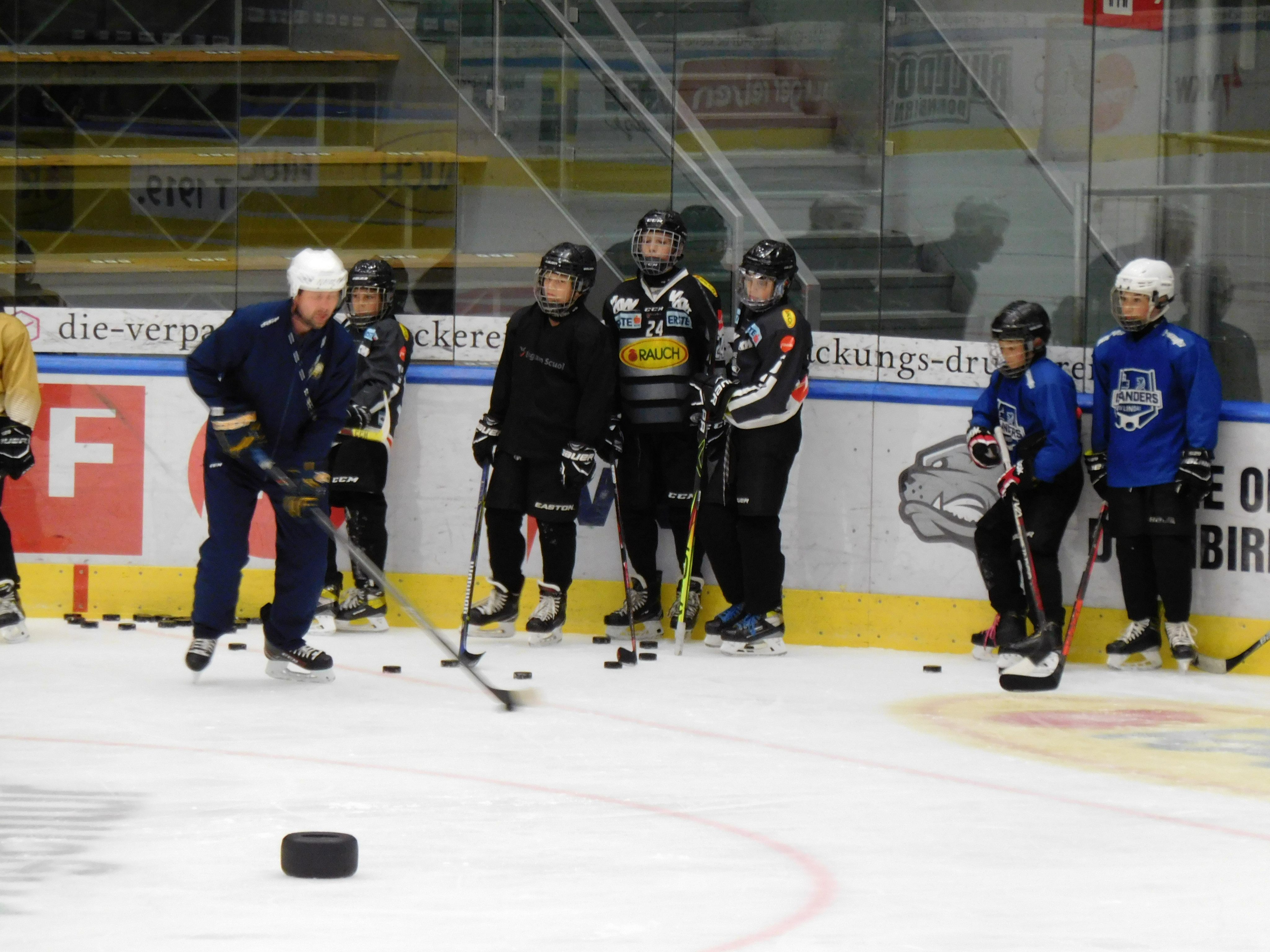 Im Messestadion bereiten sich die Hockey Youngsters auf die neue Saison vor Im Messestadion bereiten sich die Hockey Youngsters auf die neue Saison vor