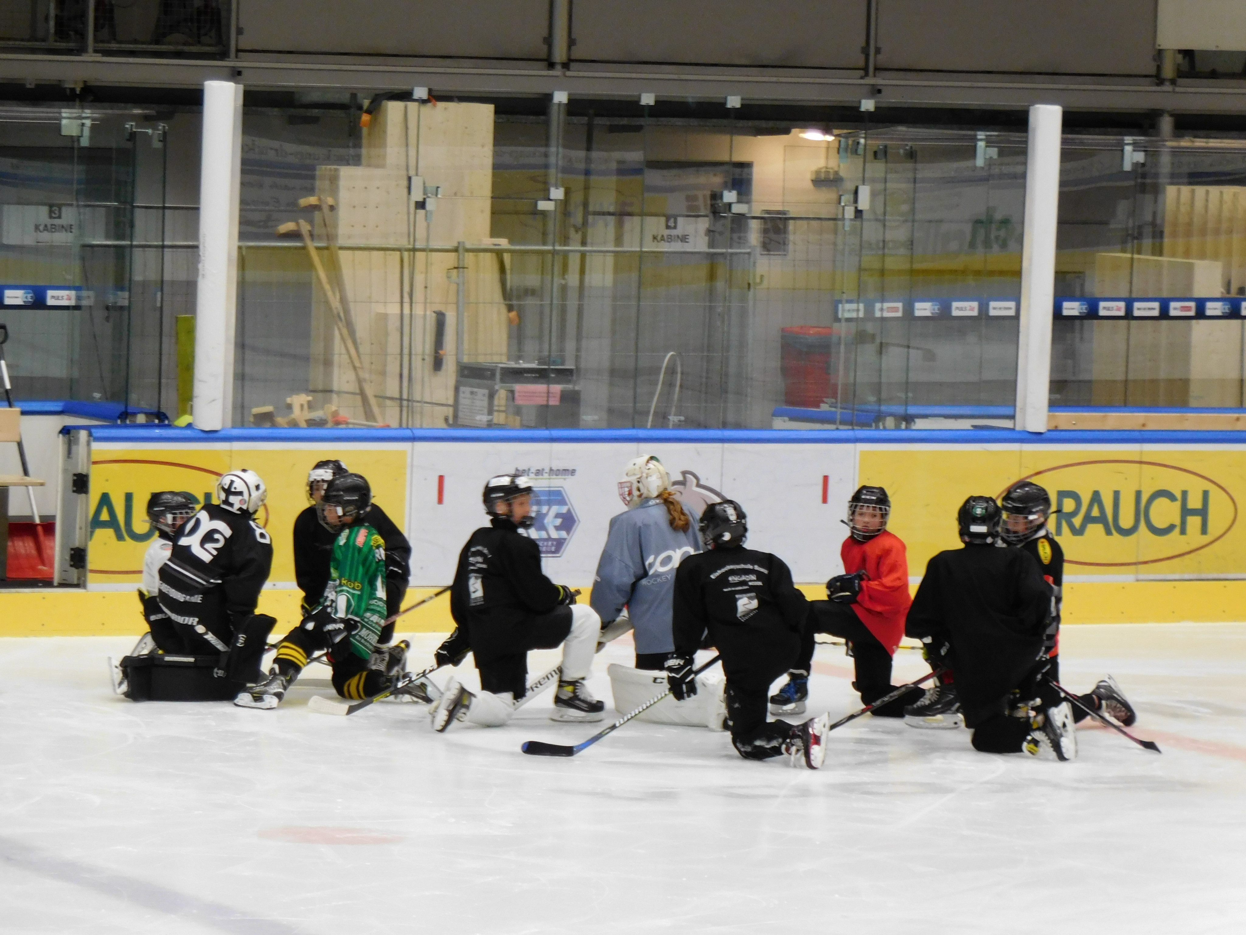 Die Hockey Youngsters sind auch in Dornbirn wieder auf dem Eis Die Hockey Youngsters sind auch in Dornbirn wieder auf dem Eis