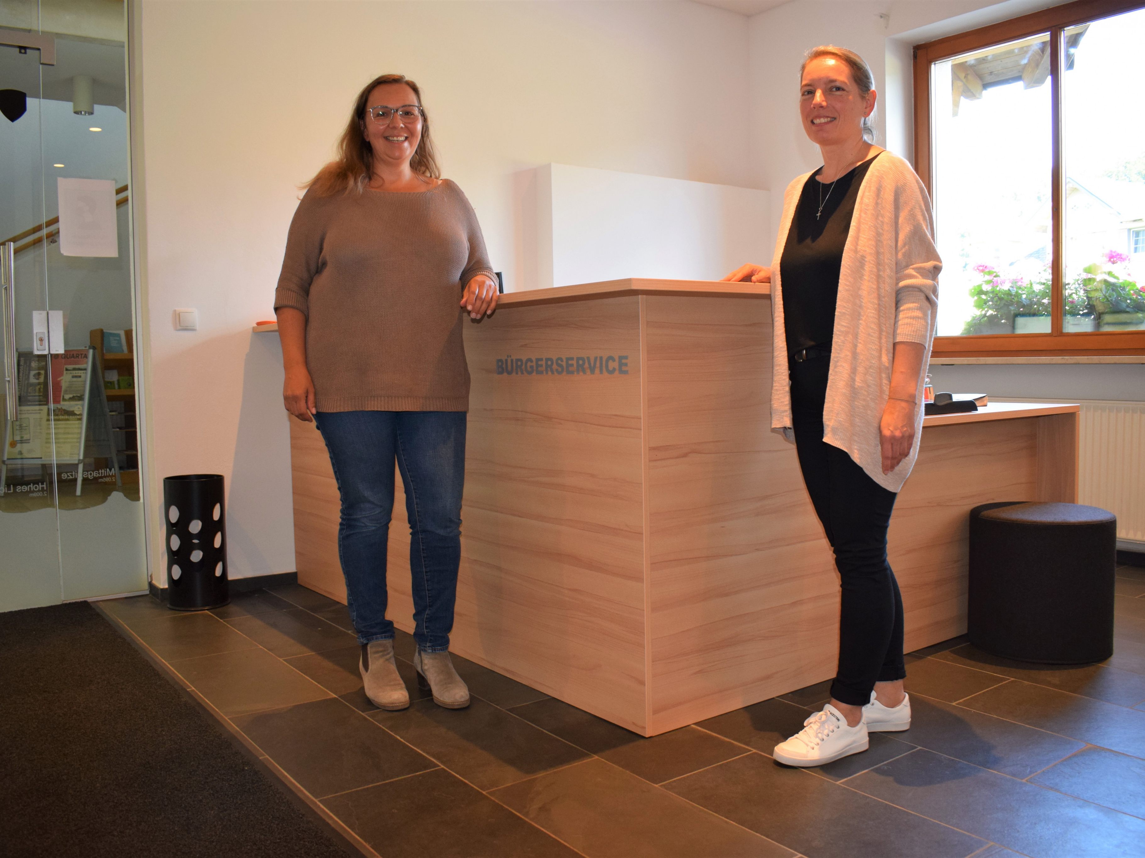 Bürgermeisterin Carmen Steurer und Mitarbeiterin Sonja Nußbaumer in der neuen Servicestelle. Bürgermeisterin Carmen Steurer und Mitarbeiterin Sonja Nußbaumer in der neuen Servicestelle.