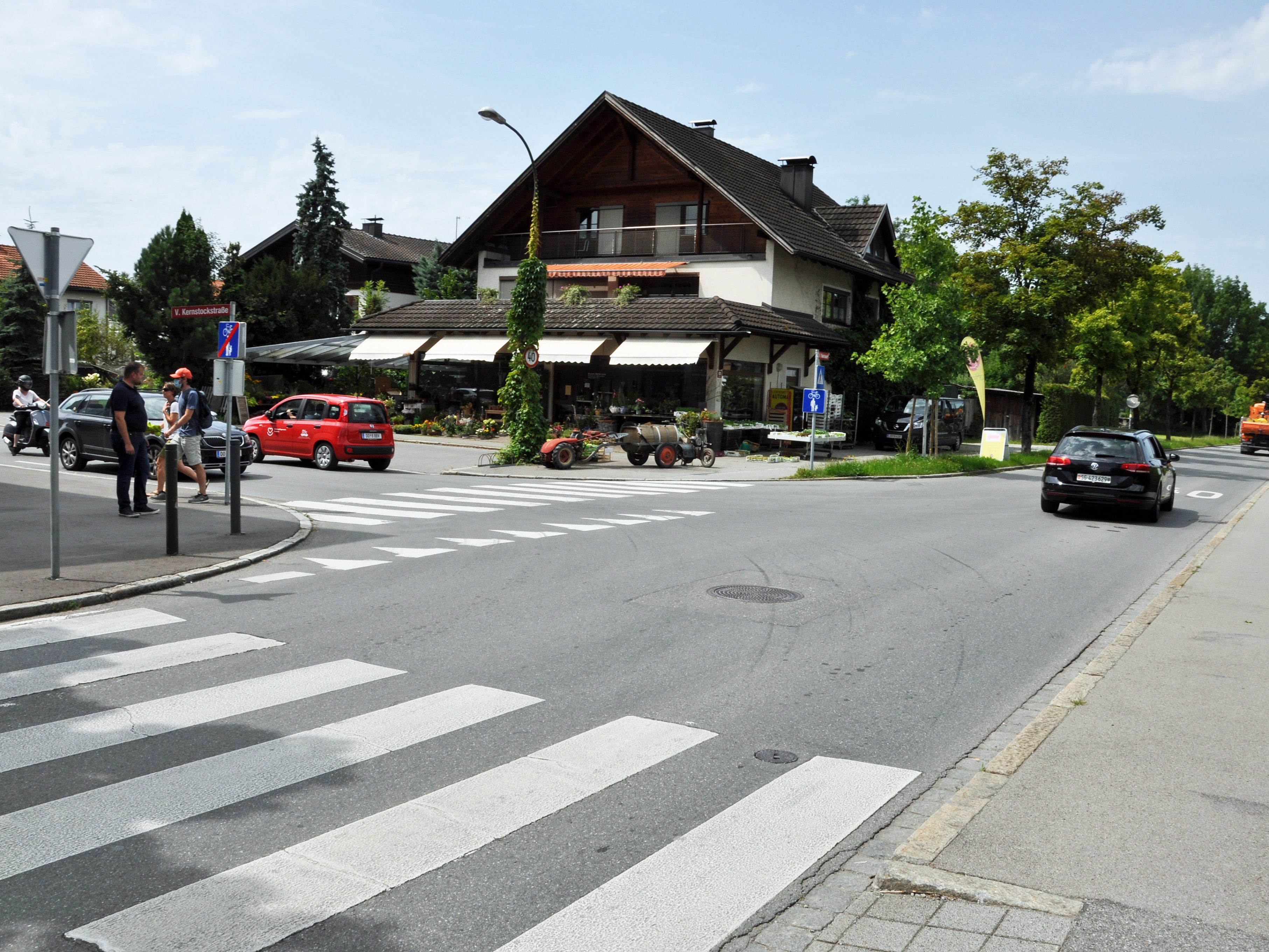 Durch eine Anhebung der Fahrbahn und farbliche Gestaltung soll die viel befahrene Kreuzung sicherer werden. Durch eine Anhebung der Fahrbahn und farbliche Gestaltung soll die viel befahrene Kreuzung sicherer werden.