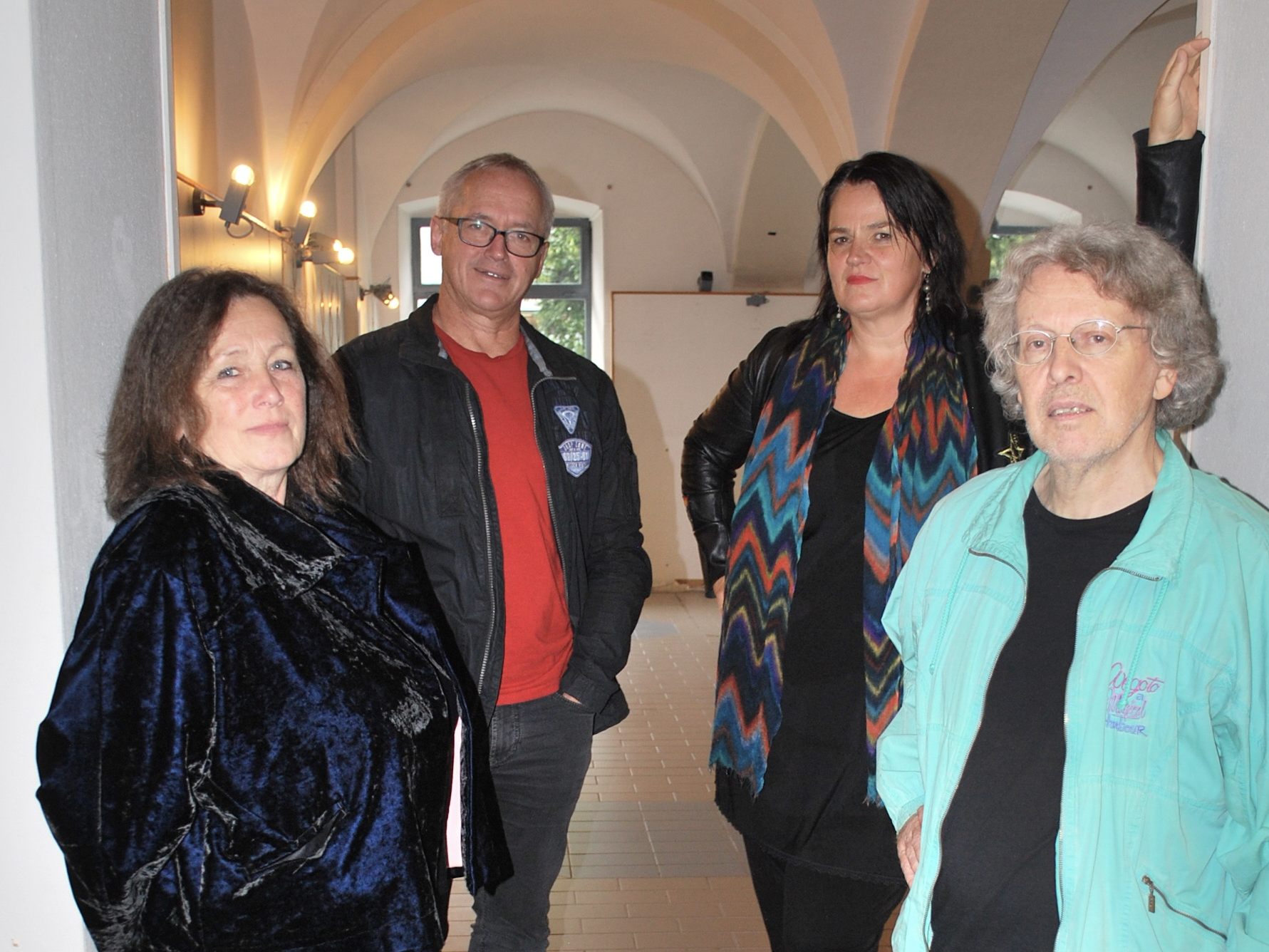 Evelyne Fricker, Georg Vith, Bettina Bohne, Benny Gleeson trafen sich in der Gewölbegalerie. Evelyne Fricker, Georg Vith, Bettina Bohne, Benny Gleeson trafen sich in der Gewölbegalerie.