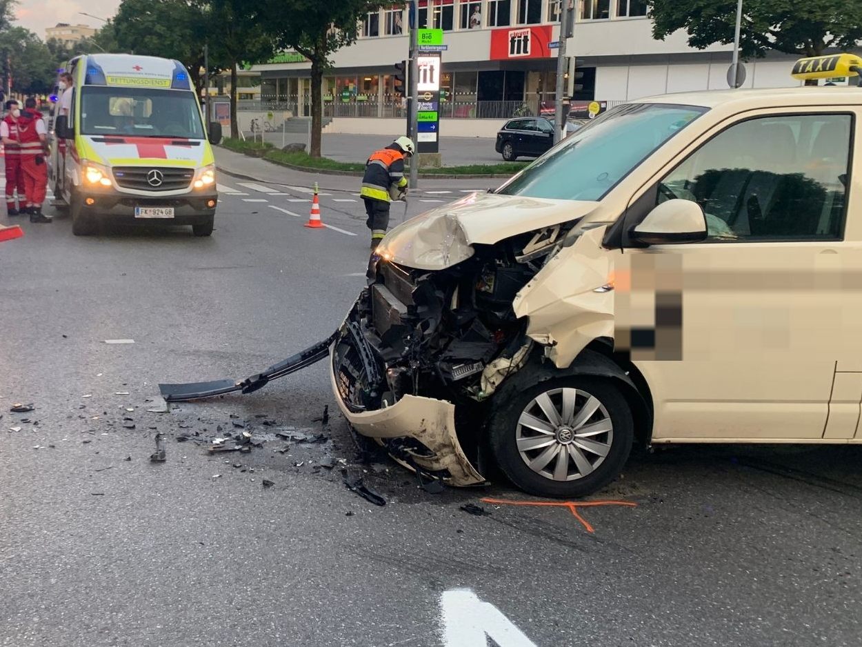 Am Samstagmorgen kollidierten zwei Pkws. Am Samstagmorgen kollidierten zwei Pkws.