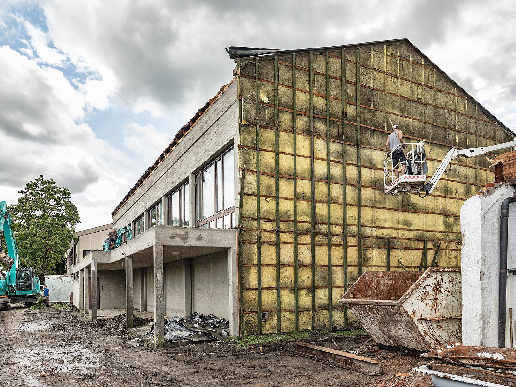 Die Abbrucharbeiten von Kindergarten und Turnhalle laufen seit 20. August auf Hochtouren. Die Abbrucharbeiten von Kindergarten und Turnhalle laufen seit 20. August auf Hochtouren.