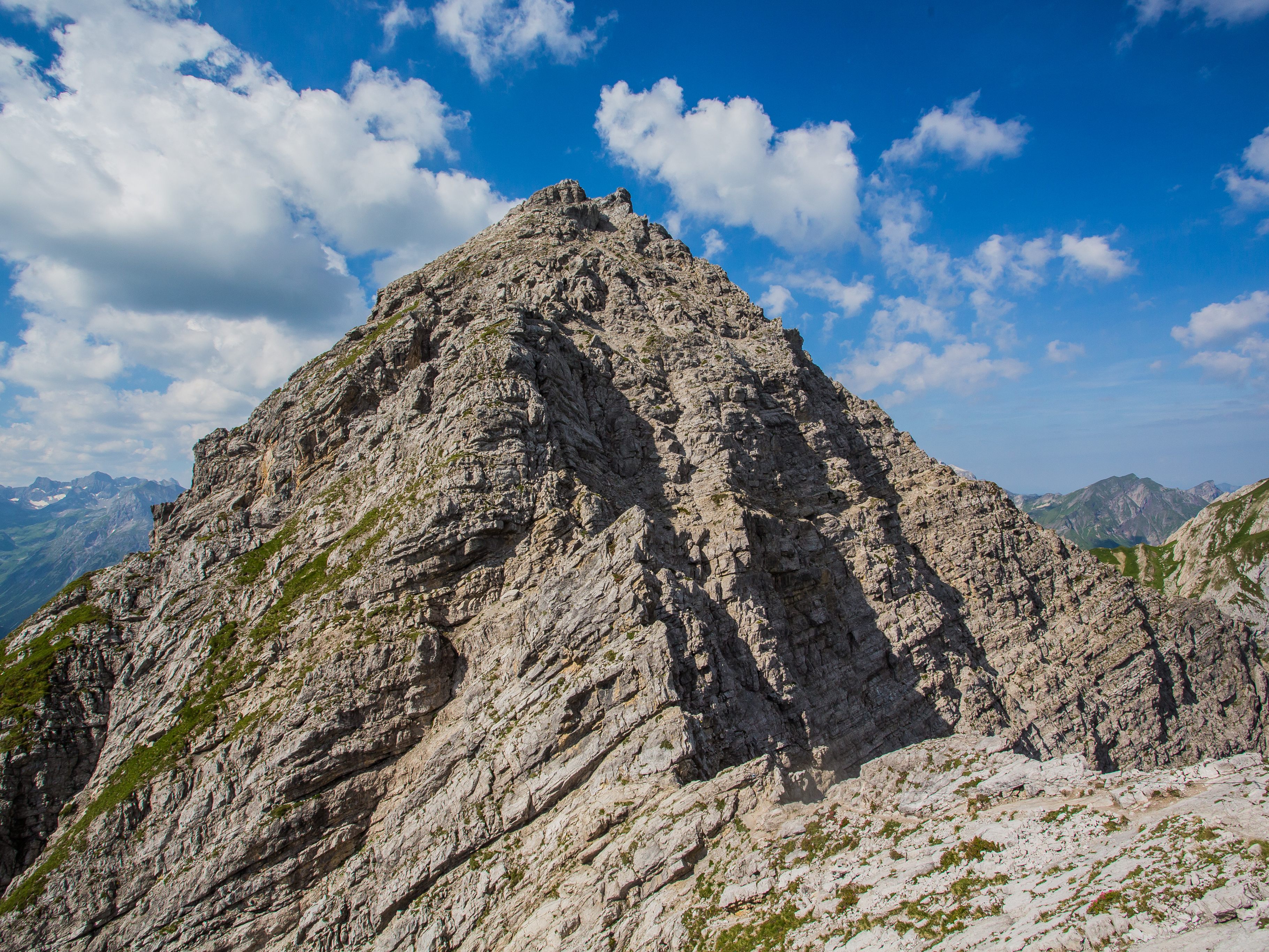 Der Mann war über den Klettersteig zum Gipfel des Karhorns unterwegs, als er etwa 20 Meter abstürzte. Der Mann war über den Klettersteig zum Gipfel des Karhorns unterwegs, als er etwa 20 Meter abstürzte.