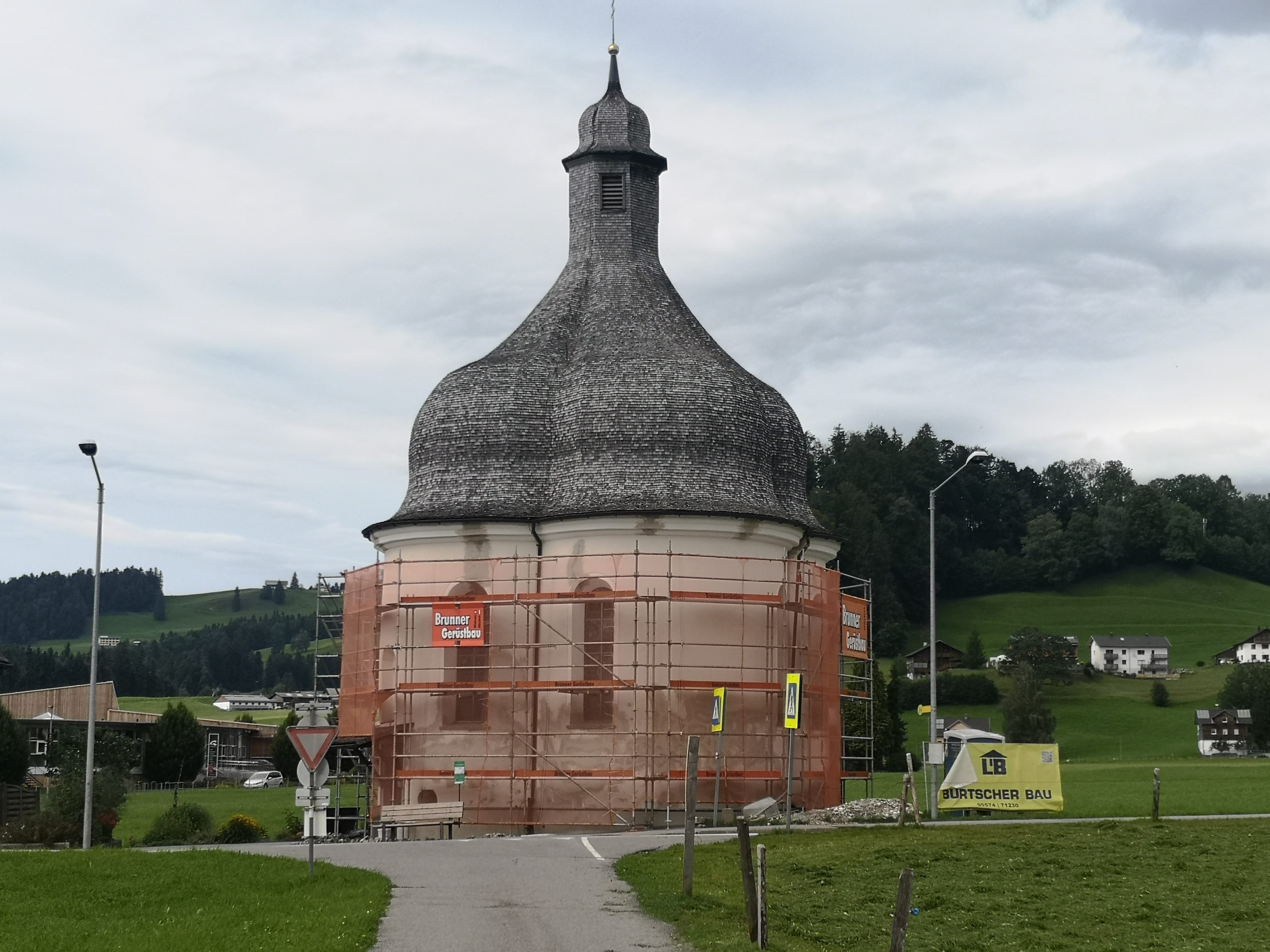 Für umfangreiche Sanierungsarbeiten am Mauerwerk wurde die St.-Anna-Kapelle innen und außen eingerüstet.