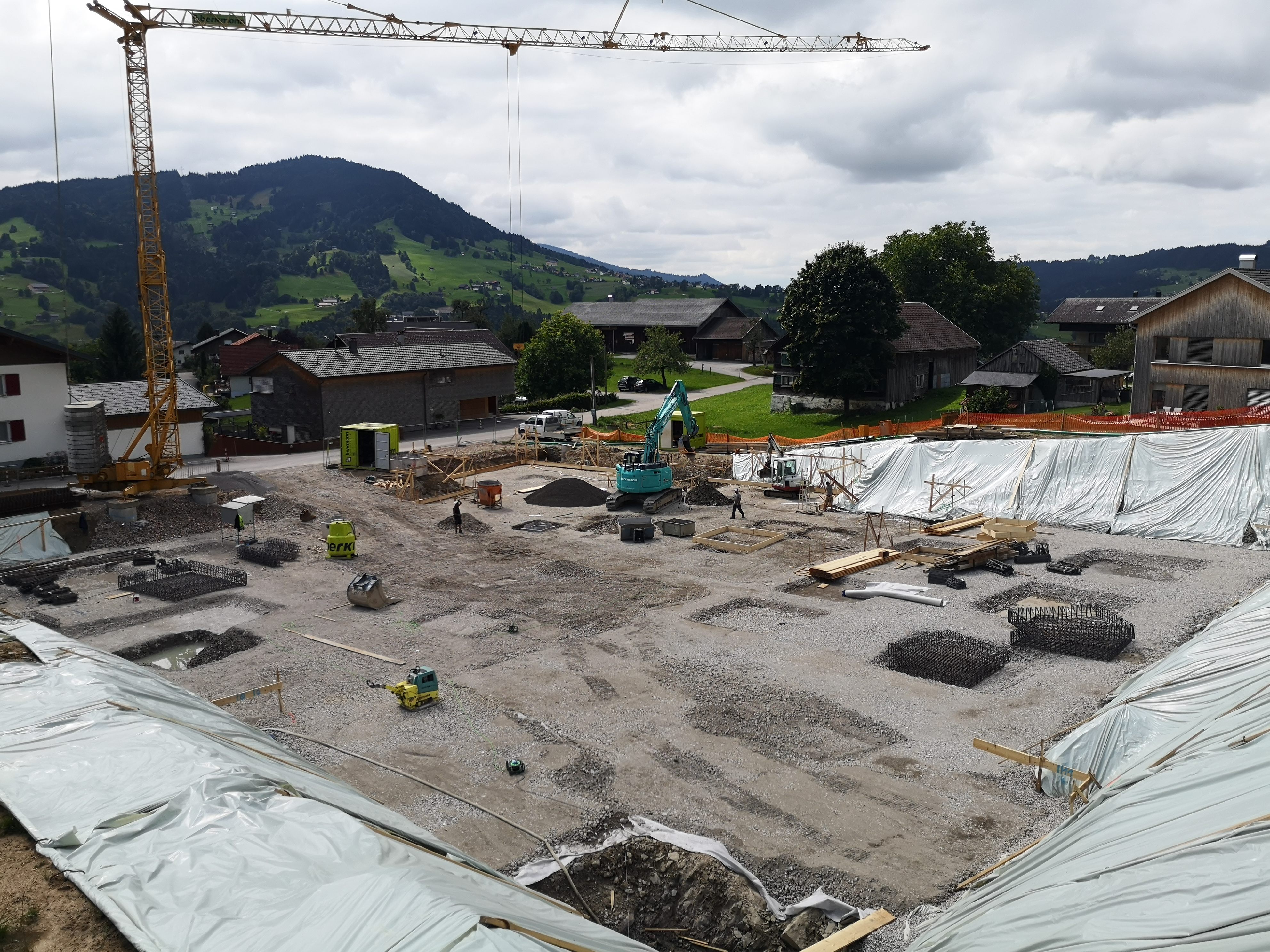 Die Vorbereitungsarbeiten für die drei Wohnhäuser in der Parzelle Leiten laufen auf Hochtouren.