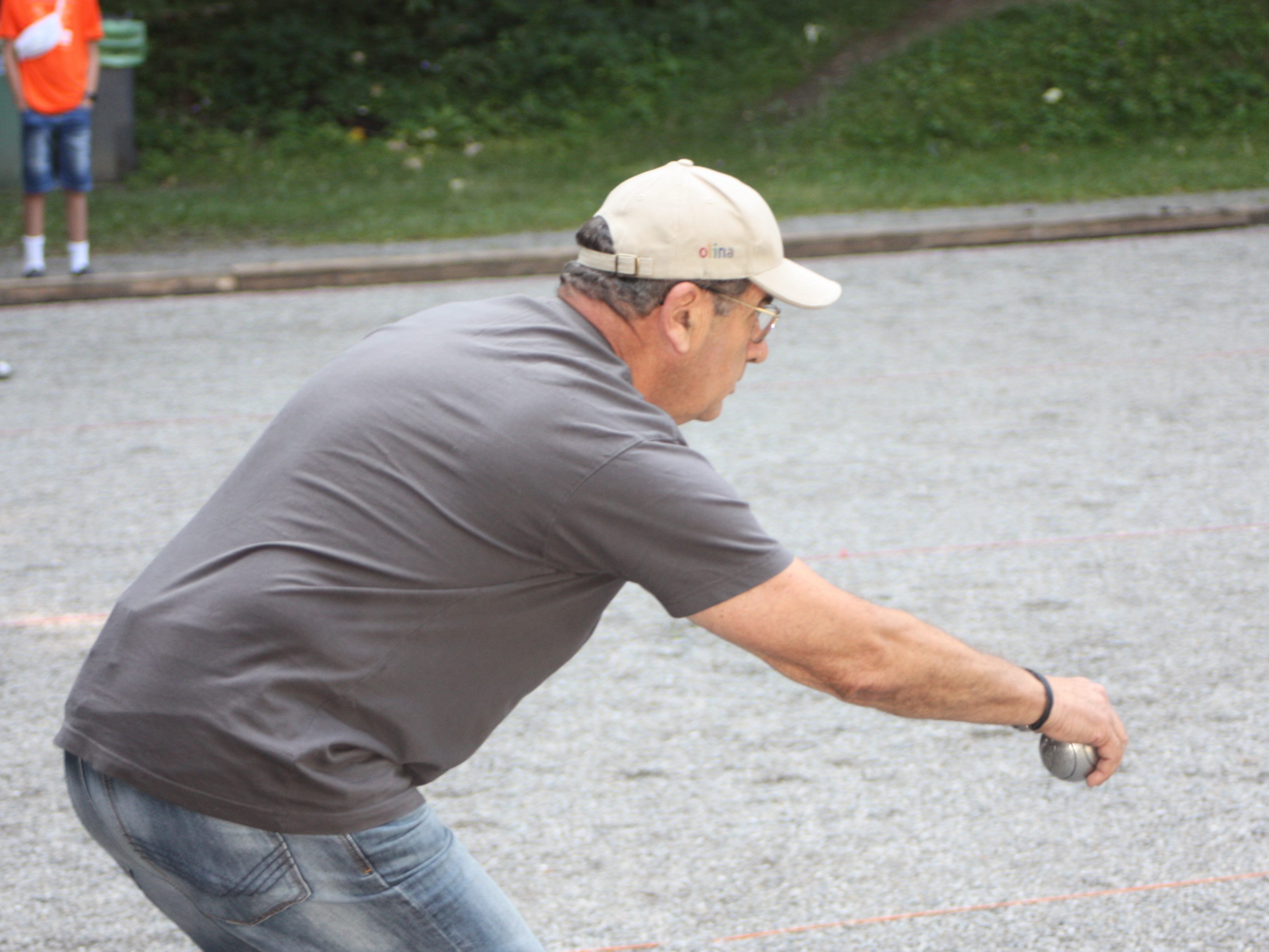 Club Petanque Vinomna hat einen prominenten Spieler: Gemeinderat für Sport Helmut Jenny.