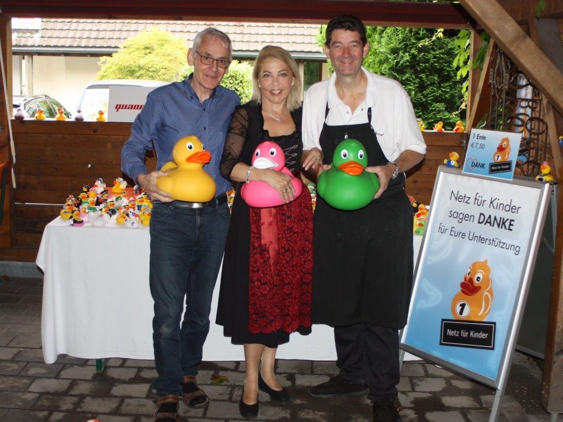 Martina und Roland Vith vom Rankweiler Hof plus Quadro Ernst stellten sich in den Dienst der guten Sache.