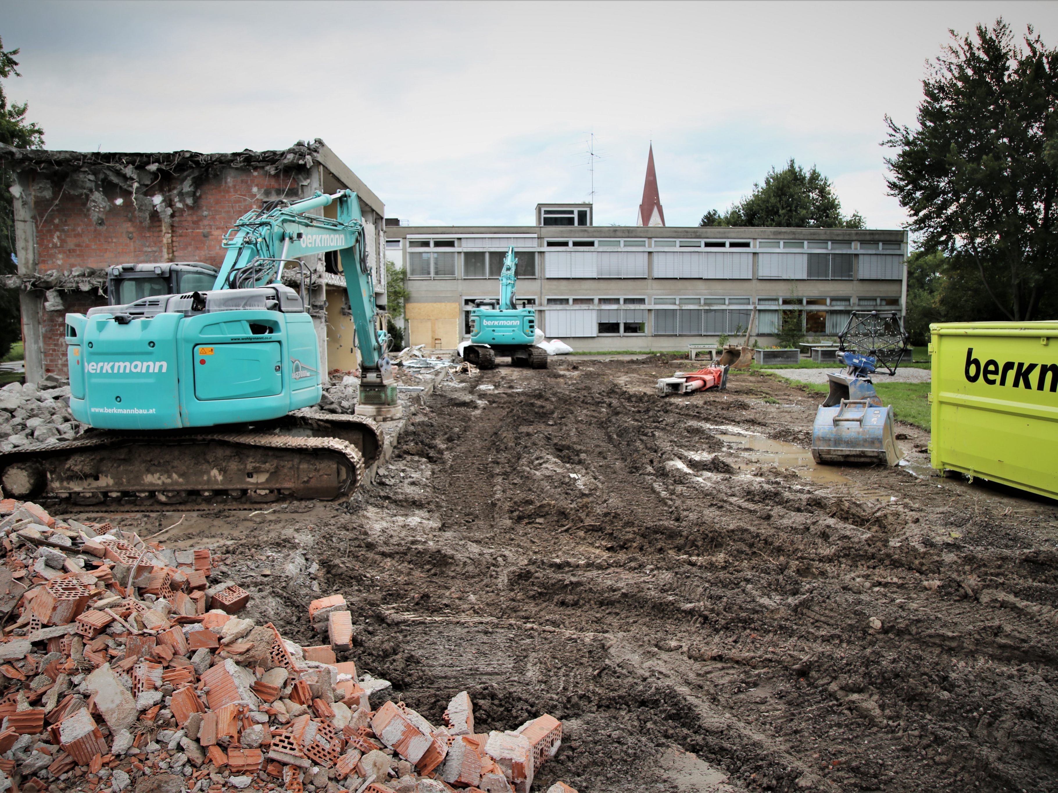 Im Herbst 2023 soll die neue Volksschule samt Turnhalle stehen und einsatzbereit sein.