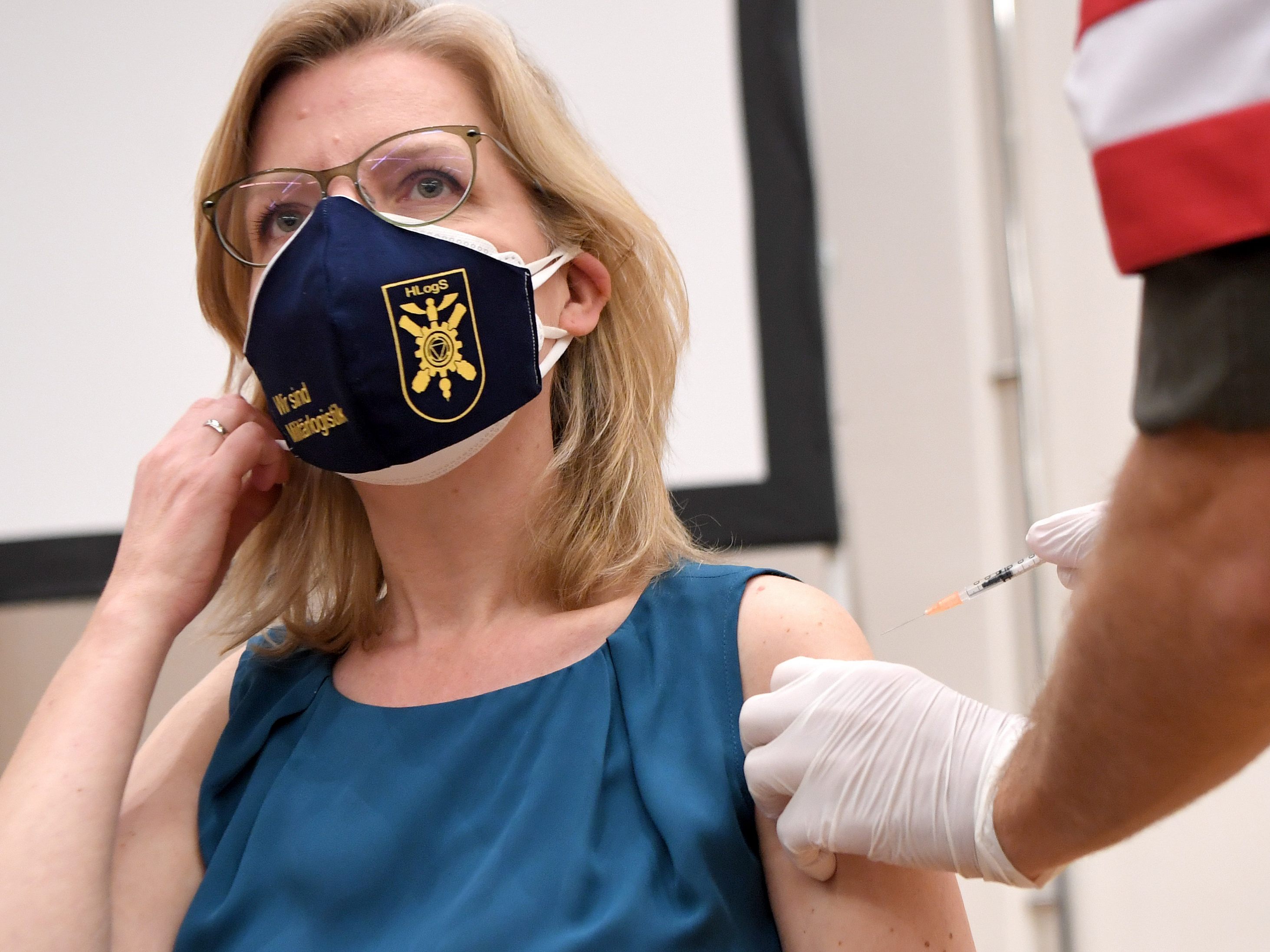 Infrastrukturministerin Leonore Gewessler (Grüne) im Rahmen ihrer Covid-19 Impfung. Infrastrukturministerin Leonore Gewessler (Grüne) im Rahmen ihrer Covid-19 Impfung.