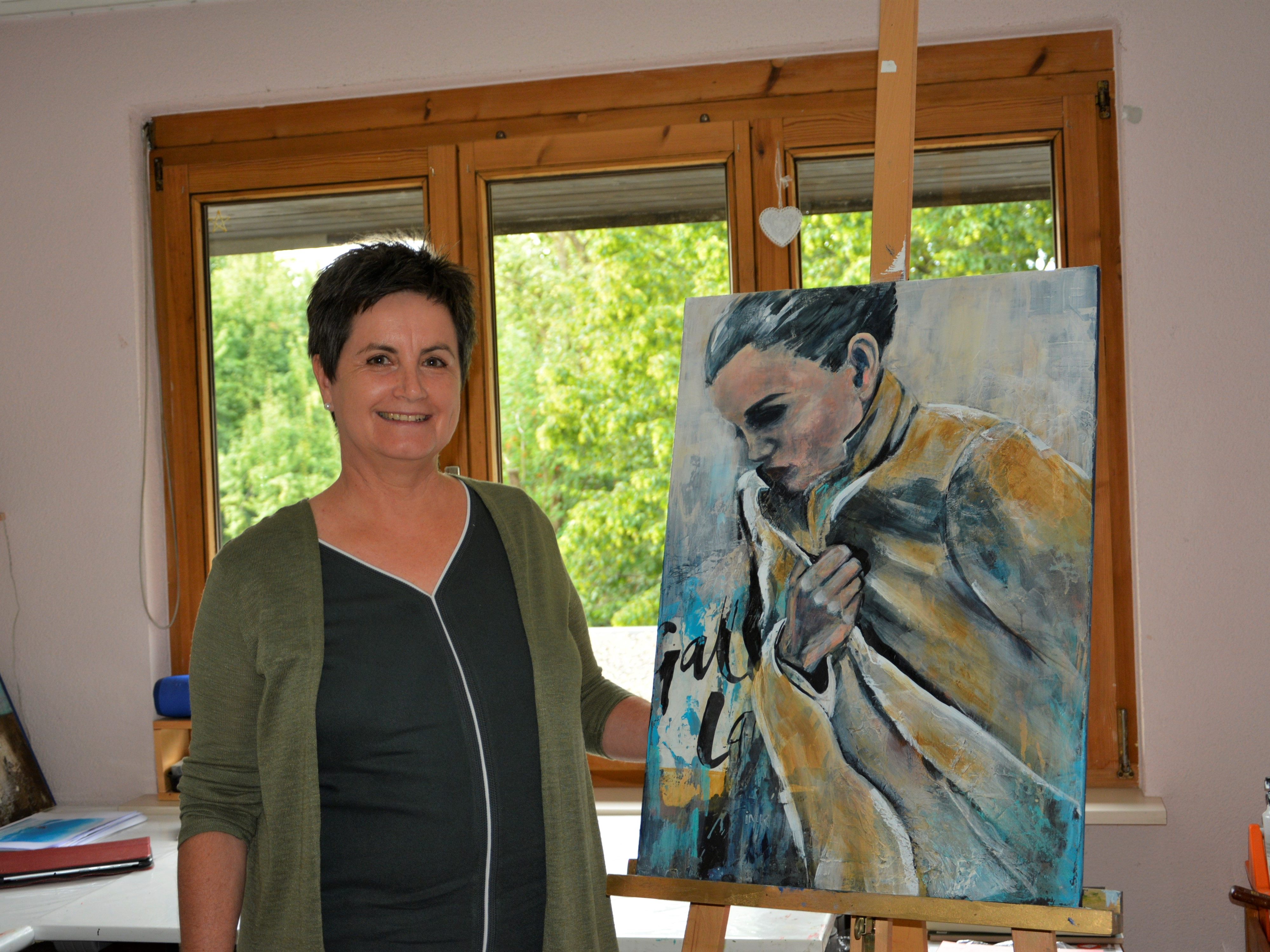 Irene Koschina zeigt ein Frauenbild in ihrem Atelier. Irene Koschina zeigt ein Frauenbild in ihrem Atelier.
