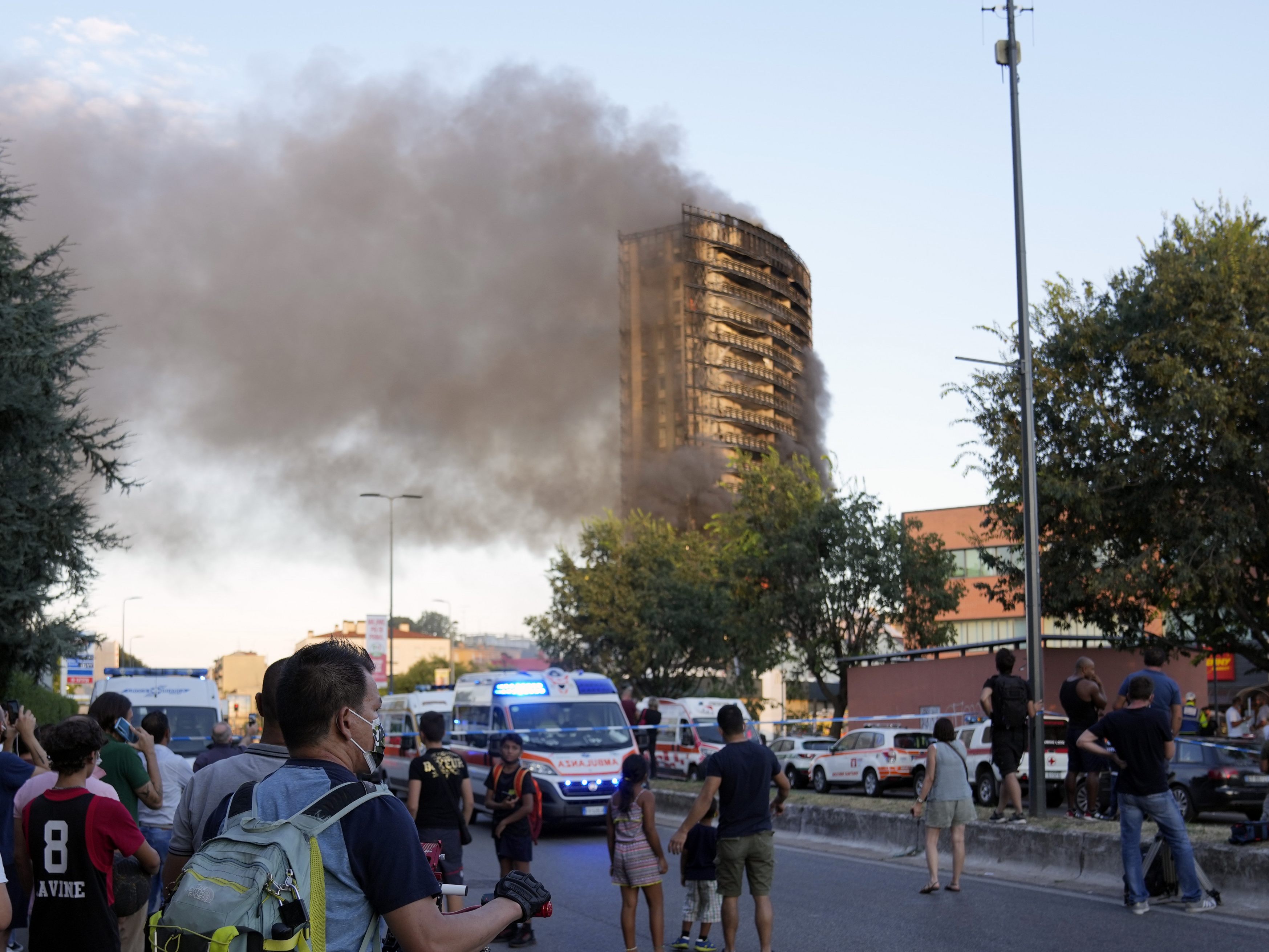 Feuerwehr in 16-stöckigem Gebäude noch im Einsatz. Feuerwehr in 16-stöckigem Gebäude noch im Einsatz.