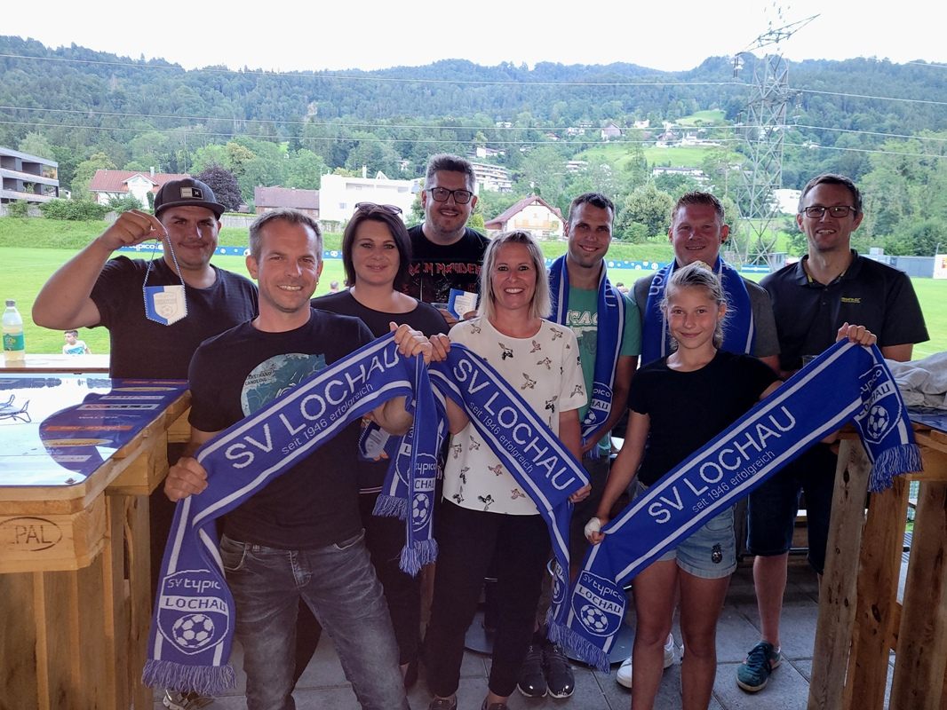 Treffpunkt Fußballplatz: Auch die begeisterten Fans von der Lochauer Feuerwehr im „Corona-Block A2“ freuen sich über den tollen Meisterschaftsstart ihrer Mannschaft.