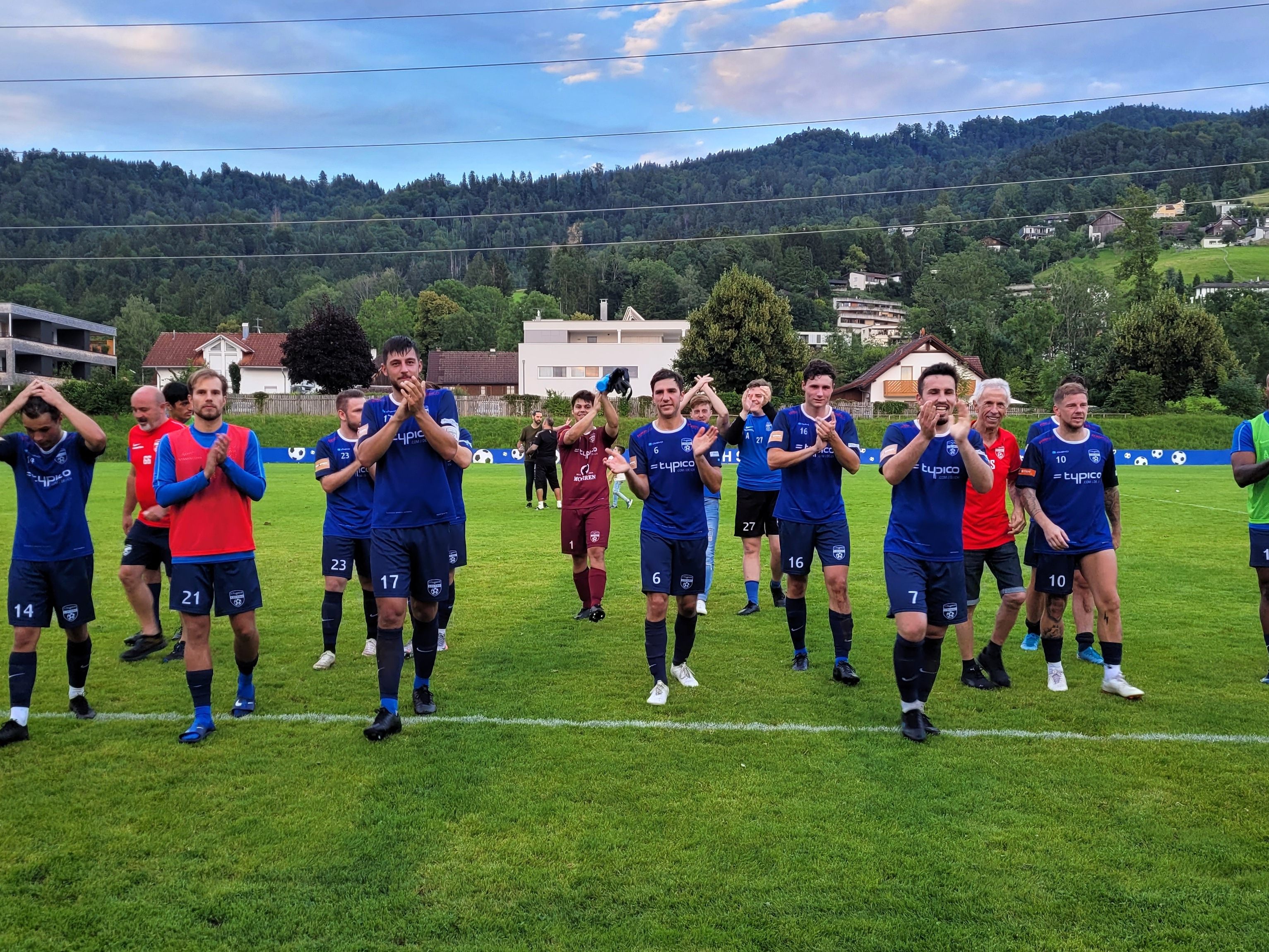 Mit einer tollen kämpferischen Leistung schlägt das Team des SV typico Lochau die Juniors aus Altach mit 3:1 Toren: Der Applaus galt auch den zahlreichen begeisterten Fans! Mit einer tollen kämpferischen Leistung schlägt das Team des SV typico Lochau die Juniors aus Altach mit 3:1 Toren: Der Applaus galt auch den zahlreichen begeisterten Fans!