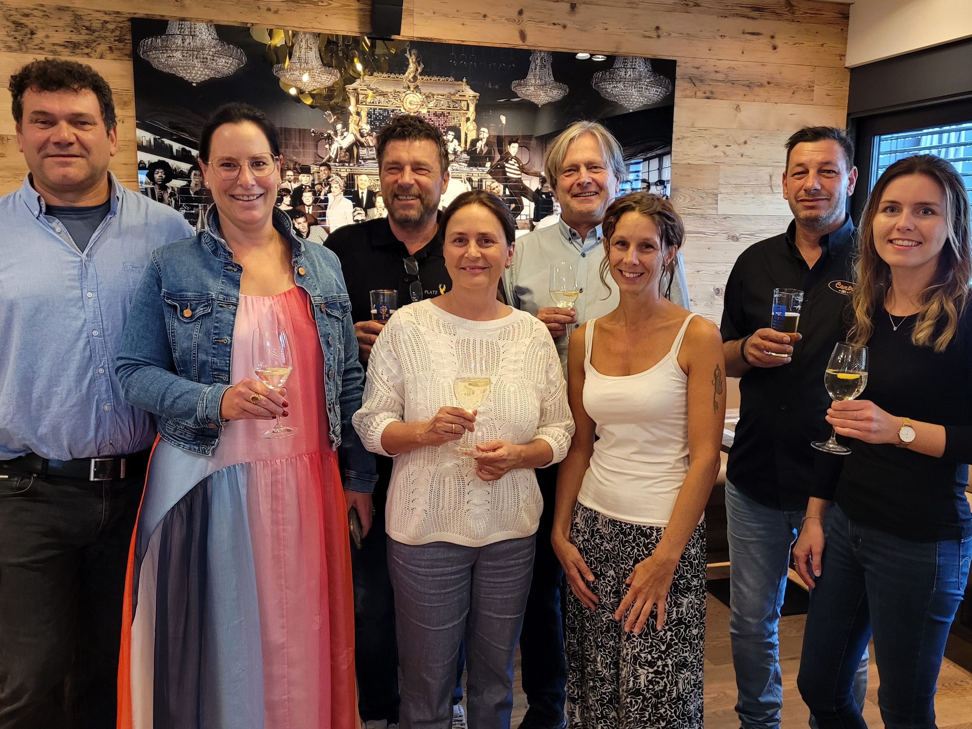 Über den schönen Erfolg der „11. Lochauer Nacht der Musik“ freuten sich Festwirte und die Initiatoren von der Gemeinde mit dem Wirtschafts- und Tourismusausschuss an der Spitze, im Bild Hubert Feldschmied (Alte Fähre), Petra Böck (Clubobfrau Das Team für Lochau/ÖVP), Alfi Bösch (Platzhirsch), Isabella Freudenthaler (Wirtschafts- und Tourismusausschuss), Bgm. Frank Matt, Dunja Bösch (Weltladen), Otto Canal (Cafe Bar Central) und Magdalena Bertel (Verwaltung). Über den schönen Erfolg der „11. Lochauer Nacht der Musik“ freuten sich Festwirte und die Initiatoren von der Gemeinde mit dem Wirtschafts- und Tourismusausschuss an der Spitze, im Bild Hubert Feldschmied (Alte Fähre), Petra Böck (Clubobfrau Das Team für Lochau/ÖVP), Alfi Bösch (Platzhirsch), Isabella Freudenthaler (Wirtschafts- und Tourismusausschuss), Bgm. Frank Matt, Dunja Bösch (Weltladen), Otto Canal (Cafe Bar Central) und Magdalena Bertel (Verwaltung).
