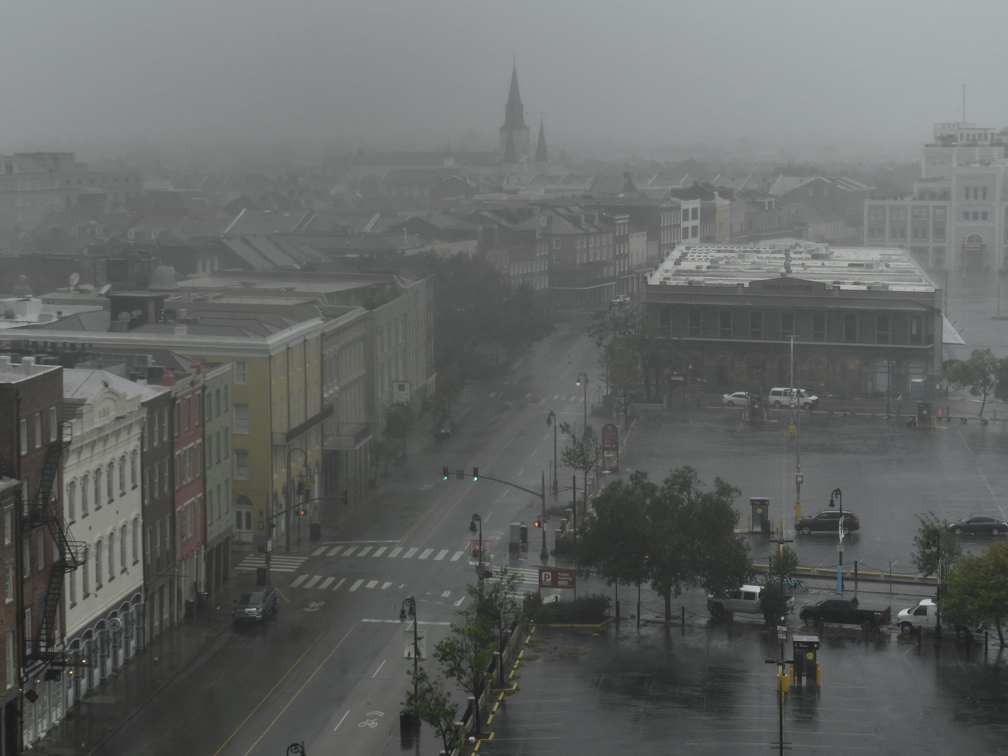 Mehr als eine Million Menschen -darunter ganz New Orleans - ohne Strom in Louisiana. Mehr als eine Million Menschen -darunter ganz New Orleans - ohne Strom in Louisiana.