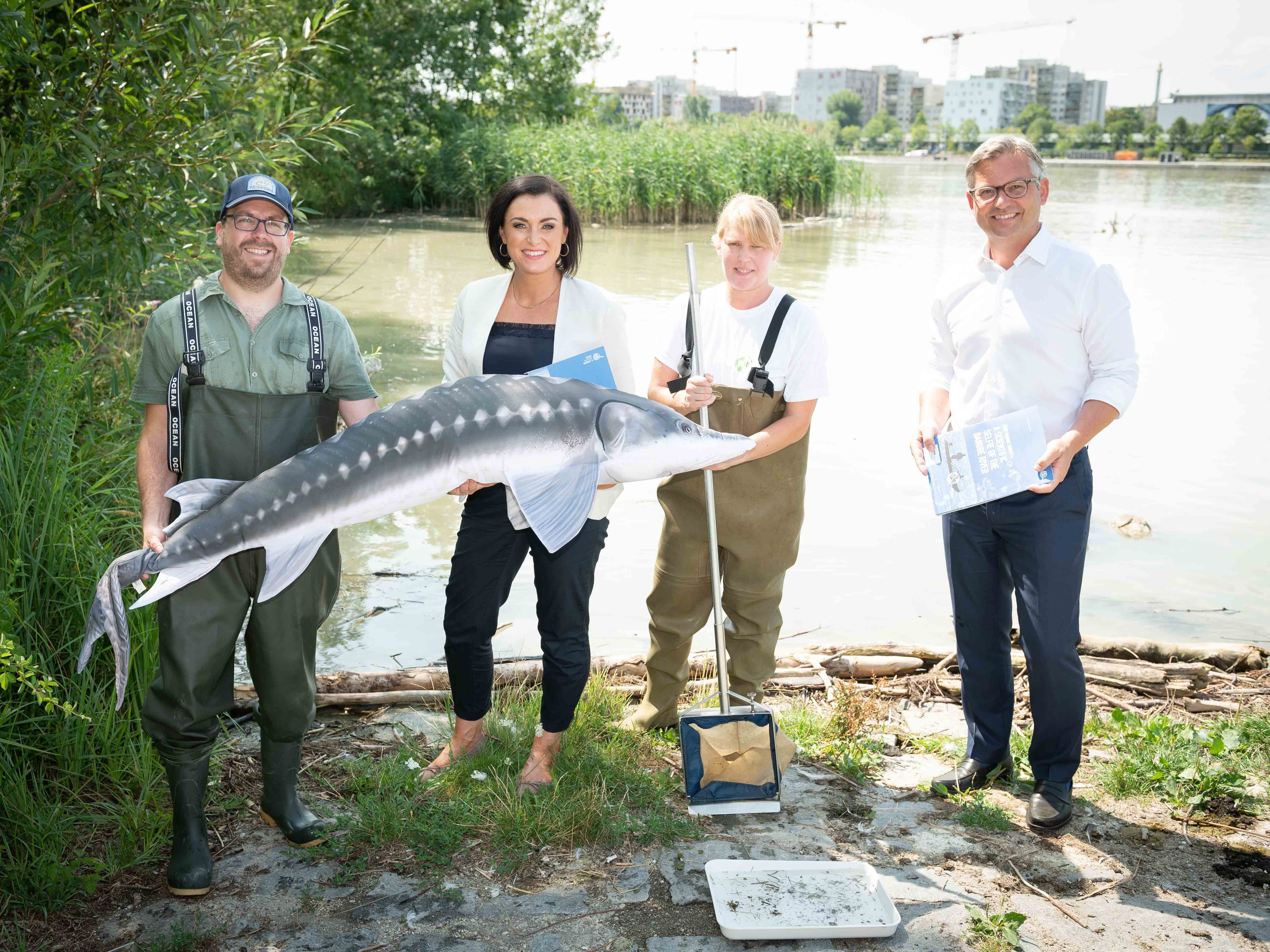Dr. Thomas Friedrich BOKU, Bundesministerin Elisabeth Köstinger, Dr. Anne Hartmann BOKU und Staatssekretär Magnus Brunner an der Donau
