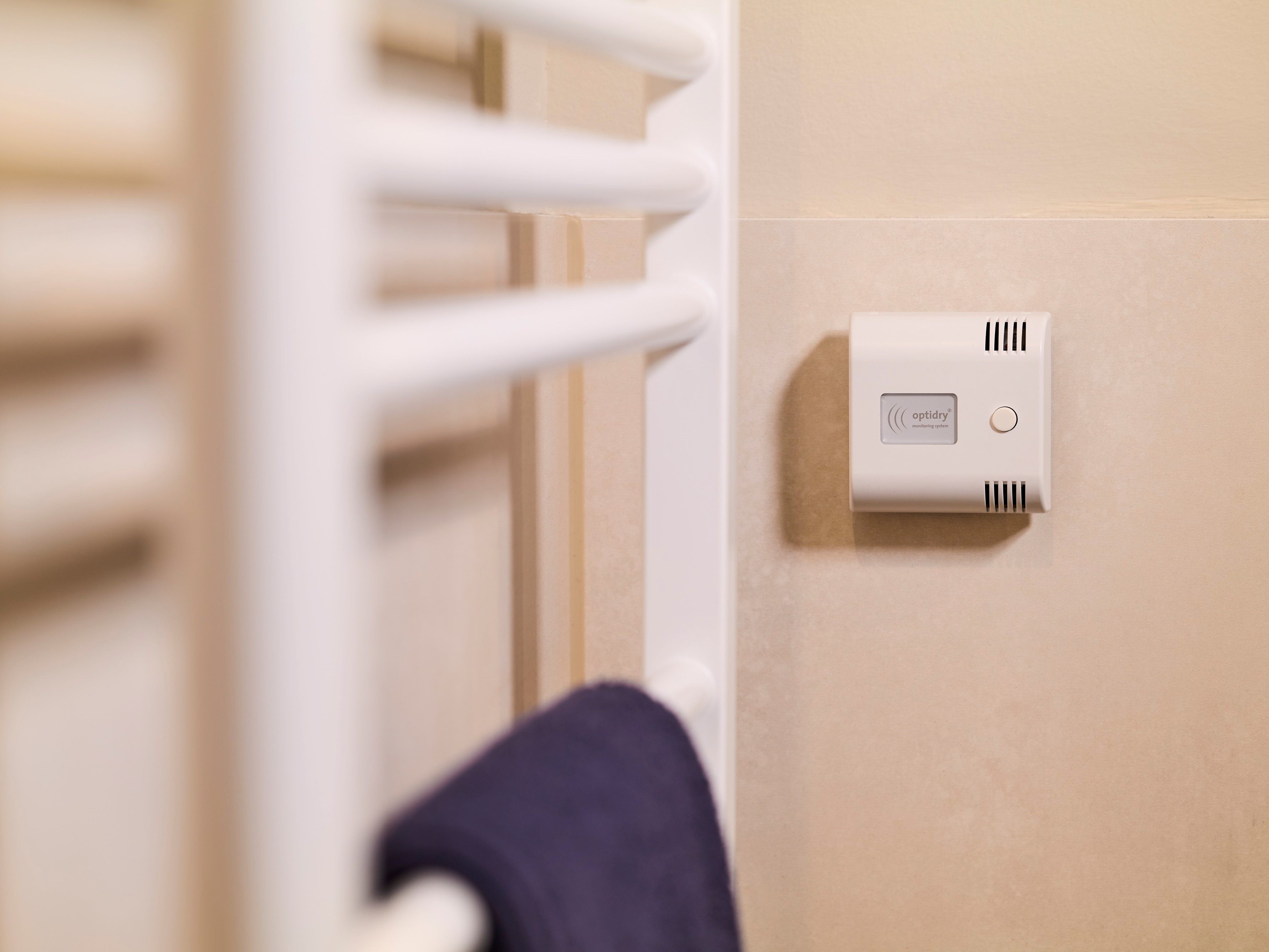 Optidry Raummodul RM1 Das Optidry Raummodul RM1 verhindert zuverlässig Wasserschäden und Schimmel. Als erstes System auf dem Markt misst es laufend die Feuchtigkeit in der Fläche und kann so teure Folgeschäden einer undichten Leitung oder einer defekten Abdichtung vermeiden. Optidry Raummodul RM1 Das Optidry Raummodul RM1 verhindert zuverlässig Wasserschäden und Schimmel. Als erstes System auf dem Markt misst es laufend die Feuchtigkeit in der Fläche und kann so teure Folgeschäden einer undichten Leitung oder einer defekten Abdichtung vermeiden.