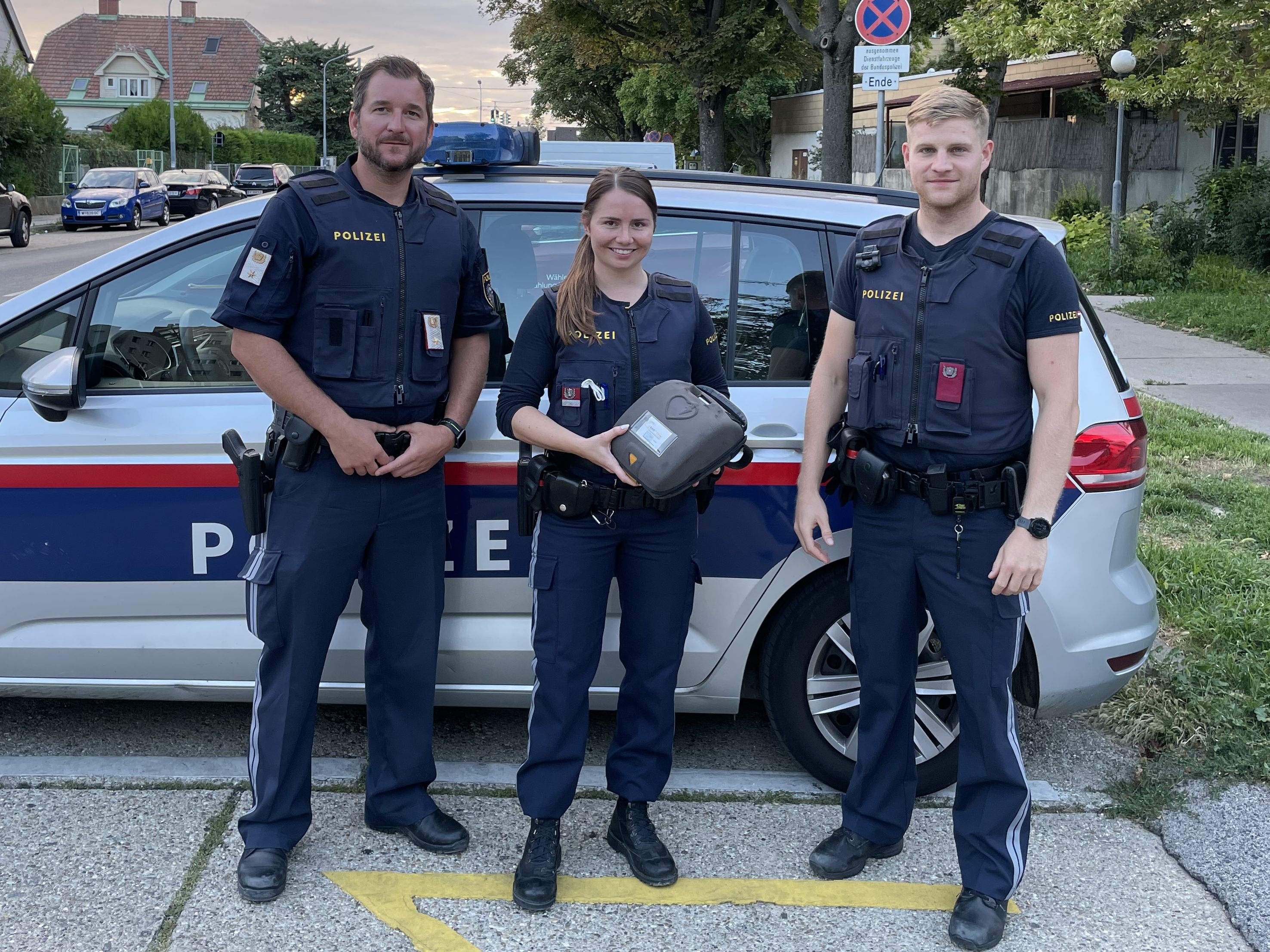 Die Polizei erhielt in Wien-Favoriten Hilfe von der Feuerwehr.