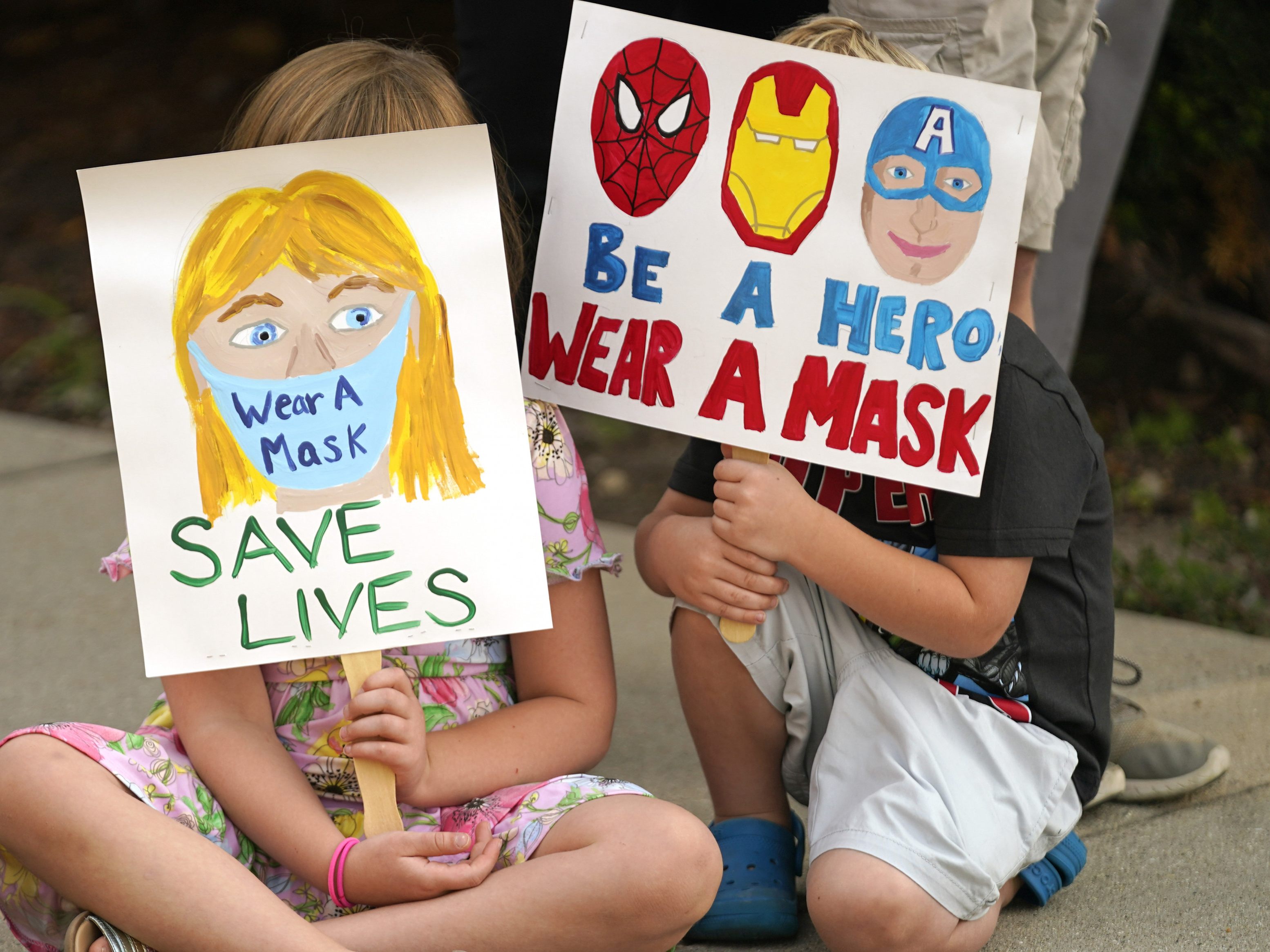 Masken und vor allem Impfungen schützen vor Ansteckungen mit und schweren Erkrankungen durch das Coronavirus.