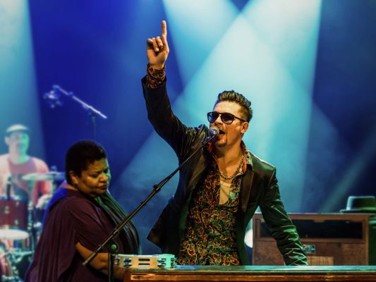 „Raphael Wressnig & The Soul Gift Band“ sorgt am Freitag für besten Groove-Sound auf dem Remisevorplatz. „Raphael Wressnig & The Soul Gift Band“ sorgt am Freitag für besten Groove-Sound auf dem Remisevorplatz.