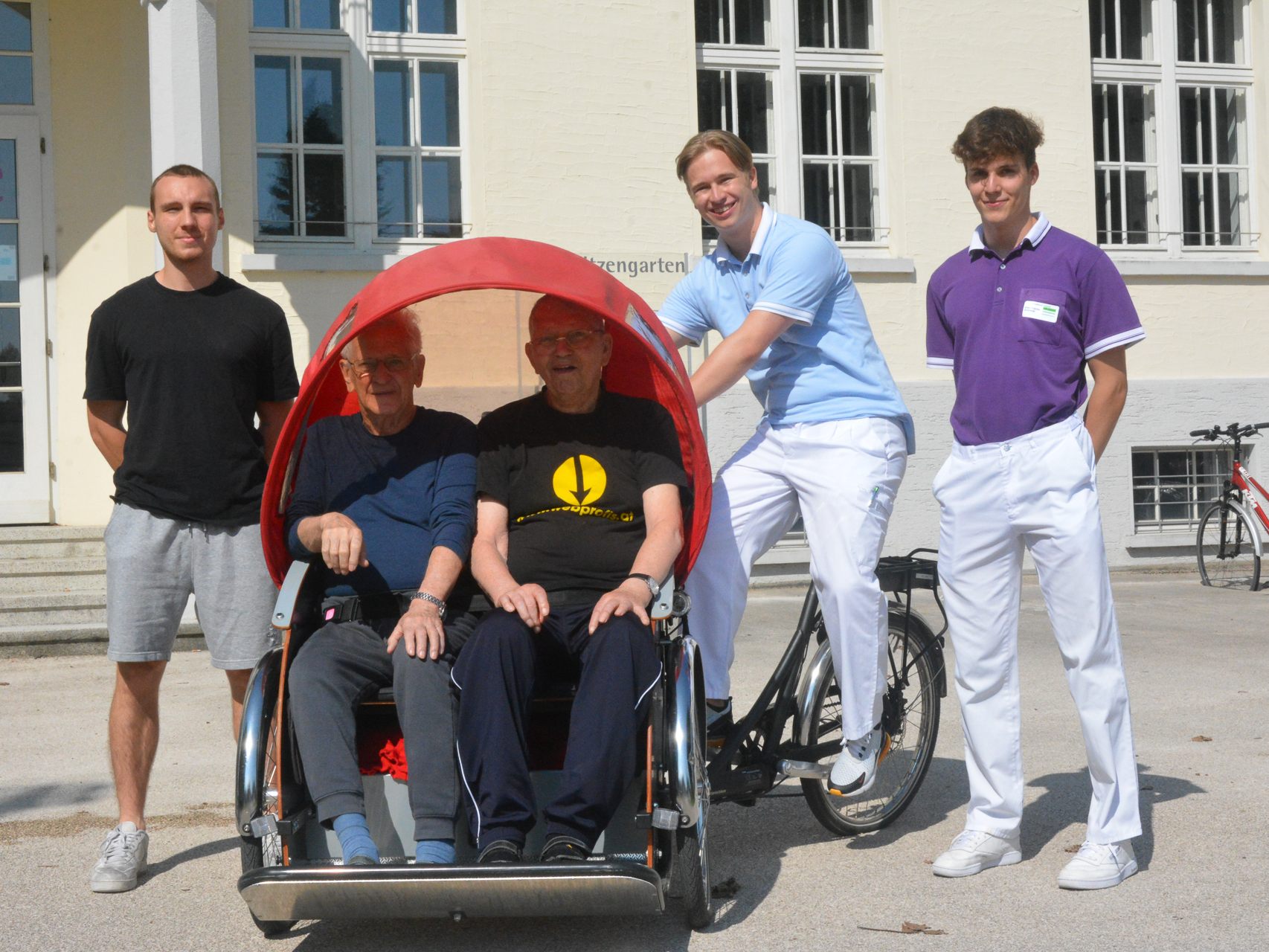 Die Bewohner Richard Rebl (in der Rikscha links) und Ferdinand Vogel (in der Rikscha rechts) genießen die Ausfahrten mit den Zivis. Der ehemalige Zivi Marcel Grabher (links) unterstützt die amtierenden Zivildiener Christopher Kilburn und Kilian Kräutler (rechts). Die Bewohner Richard Rebl (in der Rikscha links) und Ferdinand Vogel (in der Rikscha rechts) genießen die Ausfahrten mit den Zivis. Der ehemalige Zivi Marcel Grabher (links) unterstützt die amtierenden Zivildiener Christopher Kilburn und Kilian Kräutler (rechts).