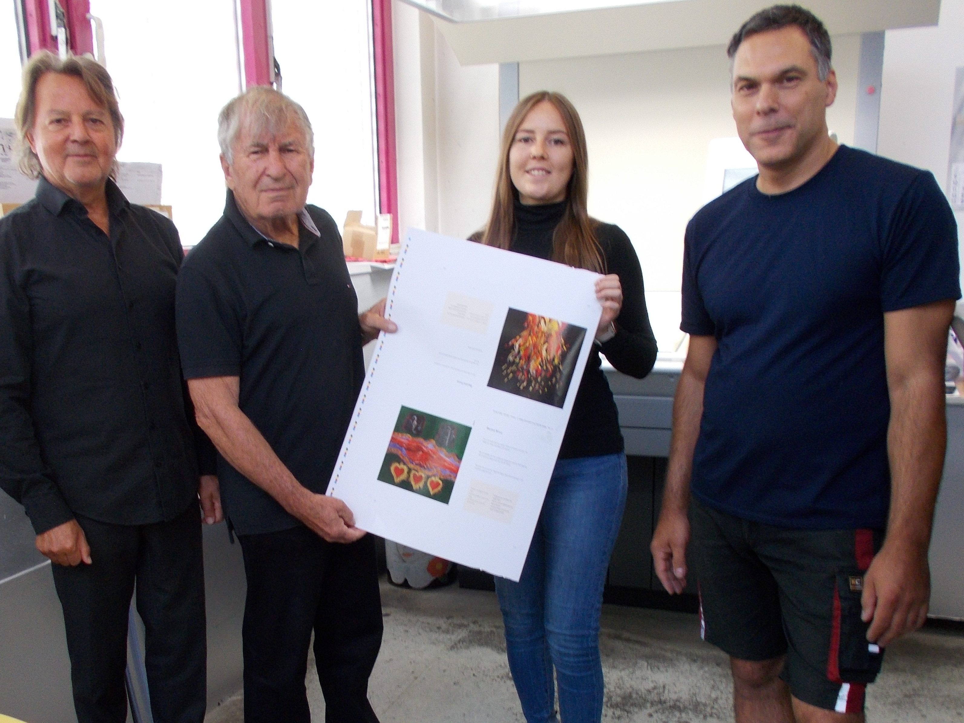 Das Buch Sonnengesang wurde beim Bucher Verlag in Hohenems gedruckt (v.l. Herausgeber Günter Bucher, Autor Gerhard Winkler, Grafikerin Lisa Gamper und Drucker Sandor Demjen). Das Buch Sonnengesang wurde beim Bucher Verlag in Hohenems gedruckt (v.l. Herausgeber Günter Bucher, Autor Gerhard Winkler, Grafikerin Lisa Gamper und Drucker Sandor Demjen).