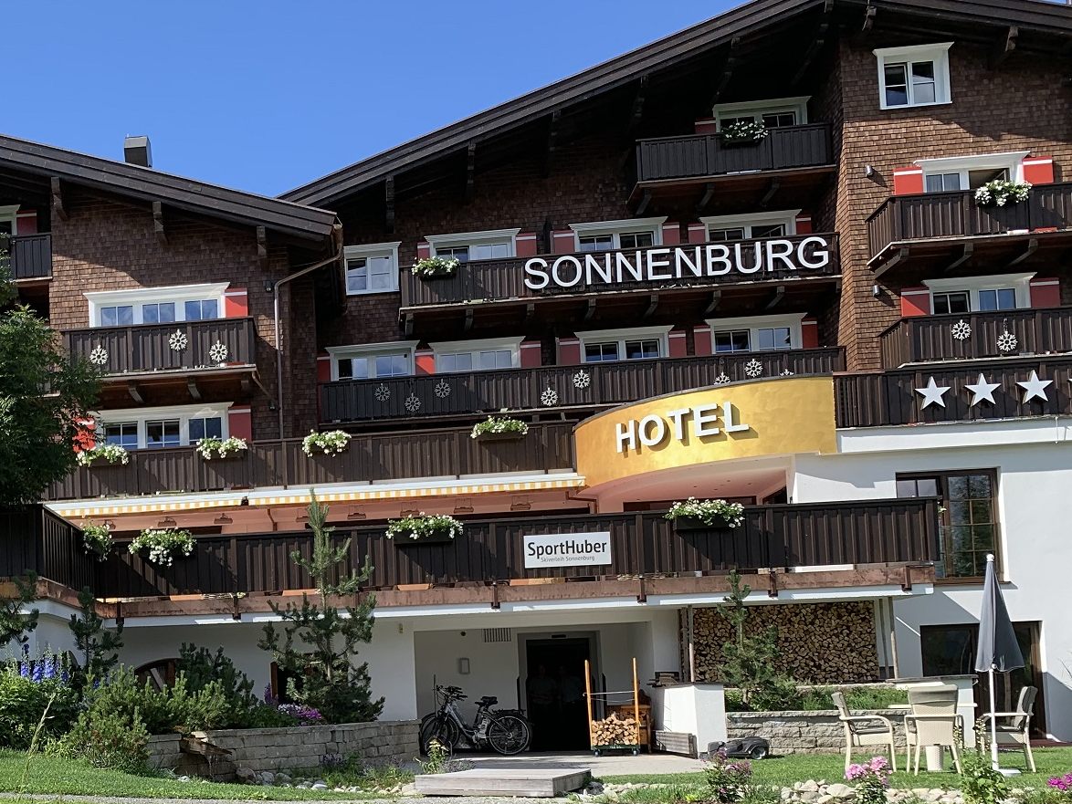 Das Hotel Sonnenburg von außen. Das Hotel Sonnenburg von außen.
