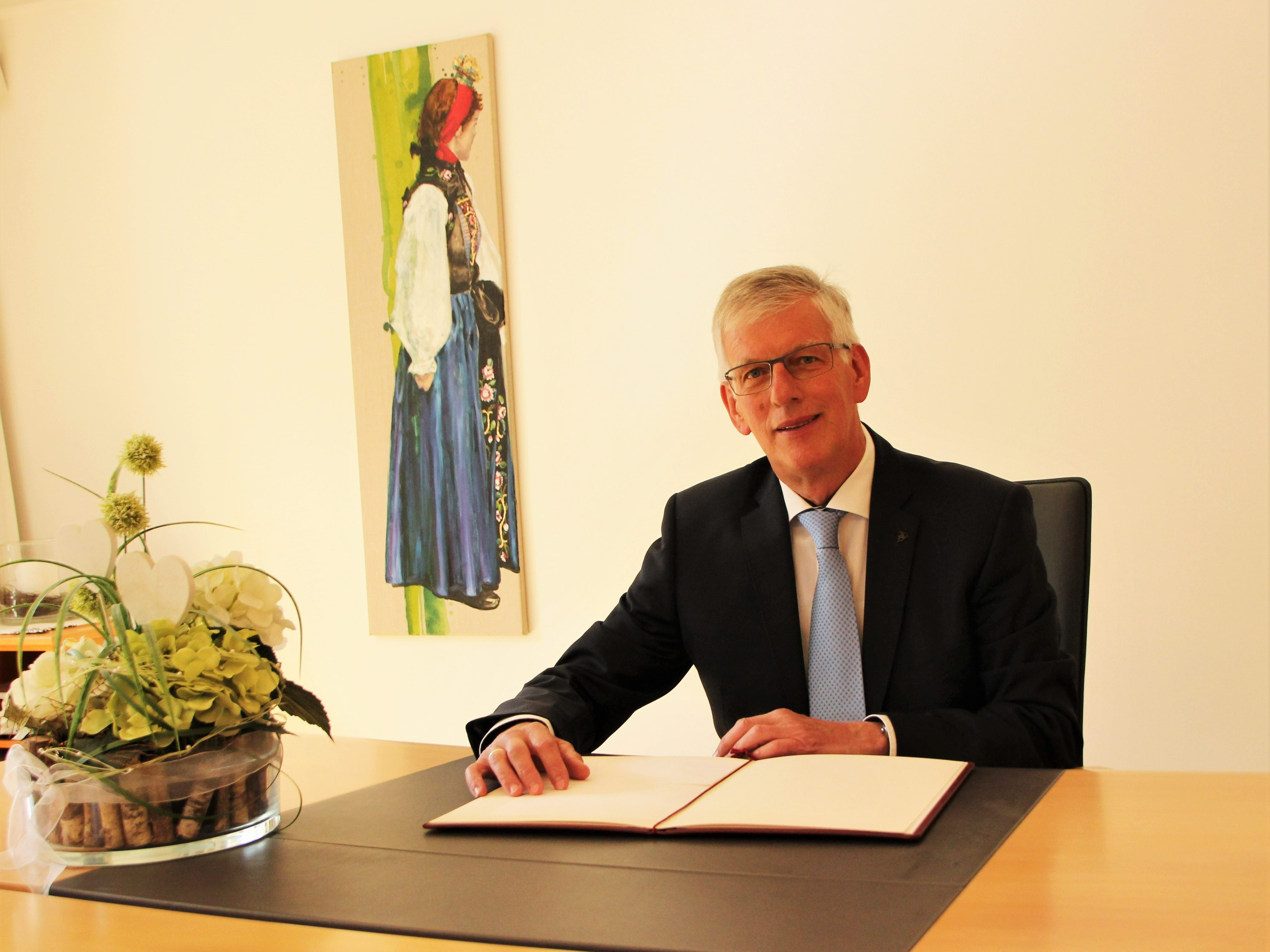 Standesbeamter Werner Ganahl geht nach 44 Jahren im Gemeindeamt Schruns am 1. August in Pension. Standesbeamter Werner Ganahl geht nach 44 Jahren im Gemeindeamt Schruns am 1. August in Pension.
