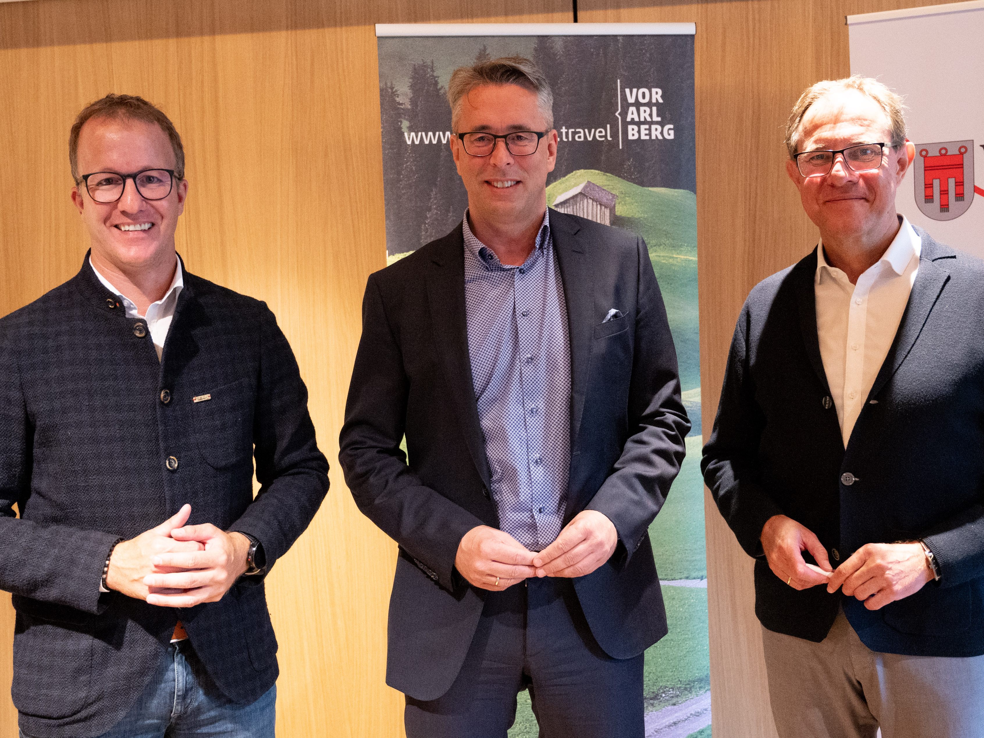 Landesrat Christian Gantner und Tourismusdirektor Christian Schützinger zogen eine positive Zwischenbilanz über die bisherige Sommersaison 2021 (im Bild v.l.: Landesrat Christian Gantner, Direktor Peter Heine (Hotel Schwärzler) und Tourismusdirektor Christian Schützinger) Landesrat Christian Gantner und Tourismusdirektor Christian Schützinger zogen eine positive Zwischenbilanz über die bisherige Sommersaison 2021 (im Bild v.l.: Landesrat Christian Gantner, Direktor Peter Heine (Hotel Schwärzler) und Tourismusdirektor Christian Schützinger)