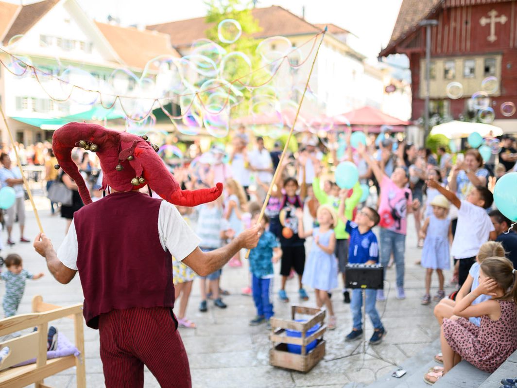 Die riesigen Seifenblasen kamen bei den Kindern gut an. Die riesigen Seifenblasen kamen bei den Kindern gut an.