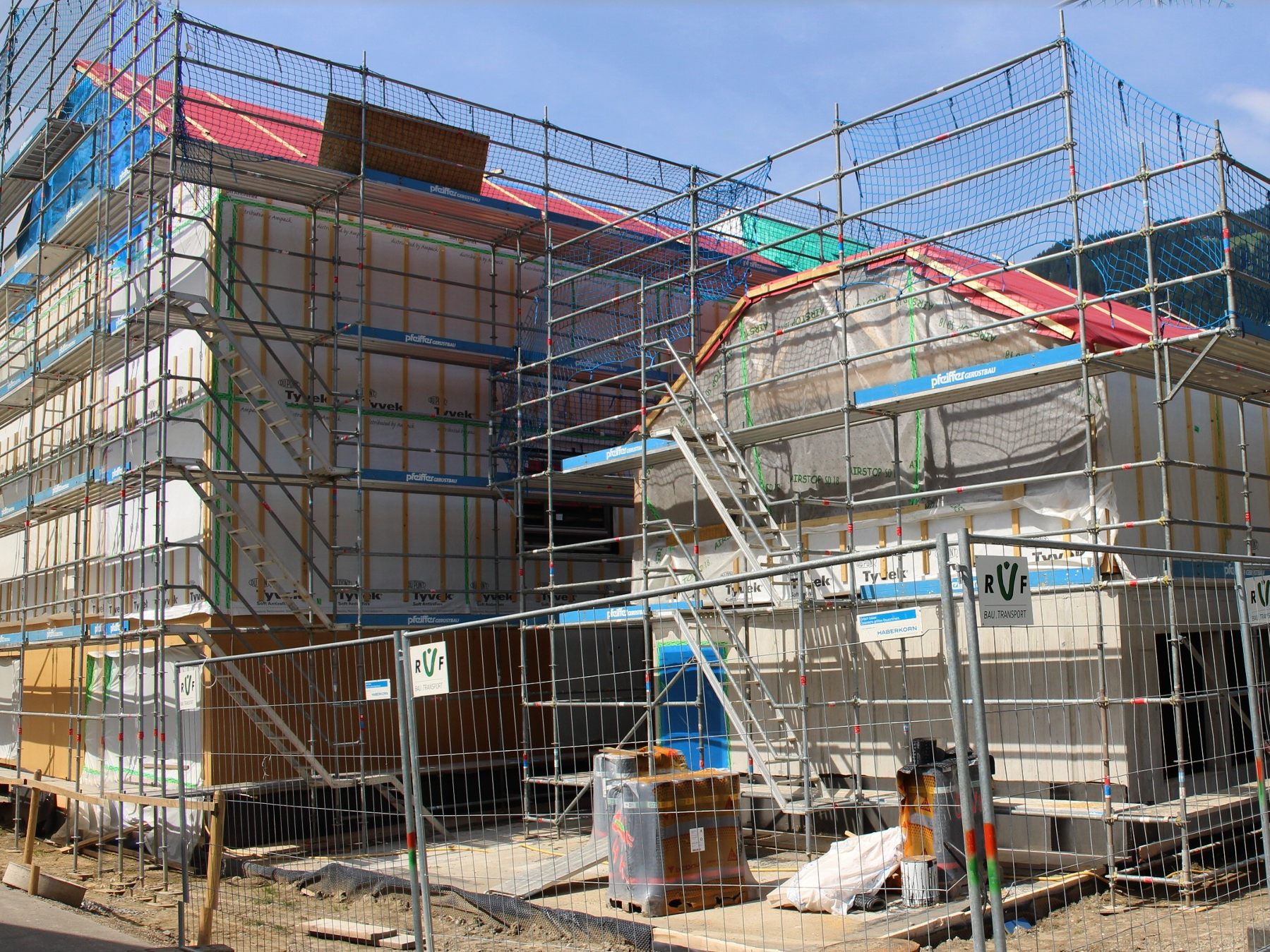 Die Arbeiten am Schoppernauer Tourismusprojekt liegen im Plan, nach rund vier Monaten Bauzeit kam das Haus "unter Dach". Die Arbeiten am Schoppernauer Tourismusprojekt liegen im Plan, nach rund vier Monaten Bauzeit kam das Haus "unter Dach".