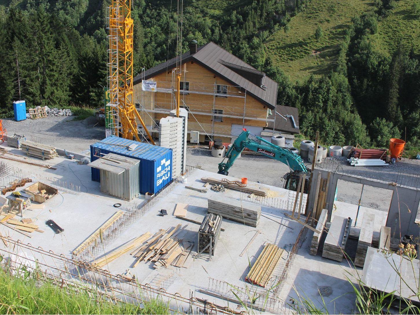 Zwischen Furkastraße und Fuchsloch (im Hintergrund) in Damüls entsteht im Bereich des Gasthofs Glöckle bis zur Saison 2022/23 die Anlage Alpenstolz mit mehr als 150 Betten. Zwischen Furkastraße und Fuchsloch (im Hintergrund) in Damüls entsteht im Bereich des Gasthofs Glöckle bis zur Saison 2022/23 die Anlage Alpenstolz mit mehr als 150 Betten.