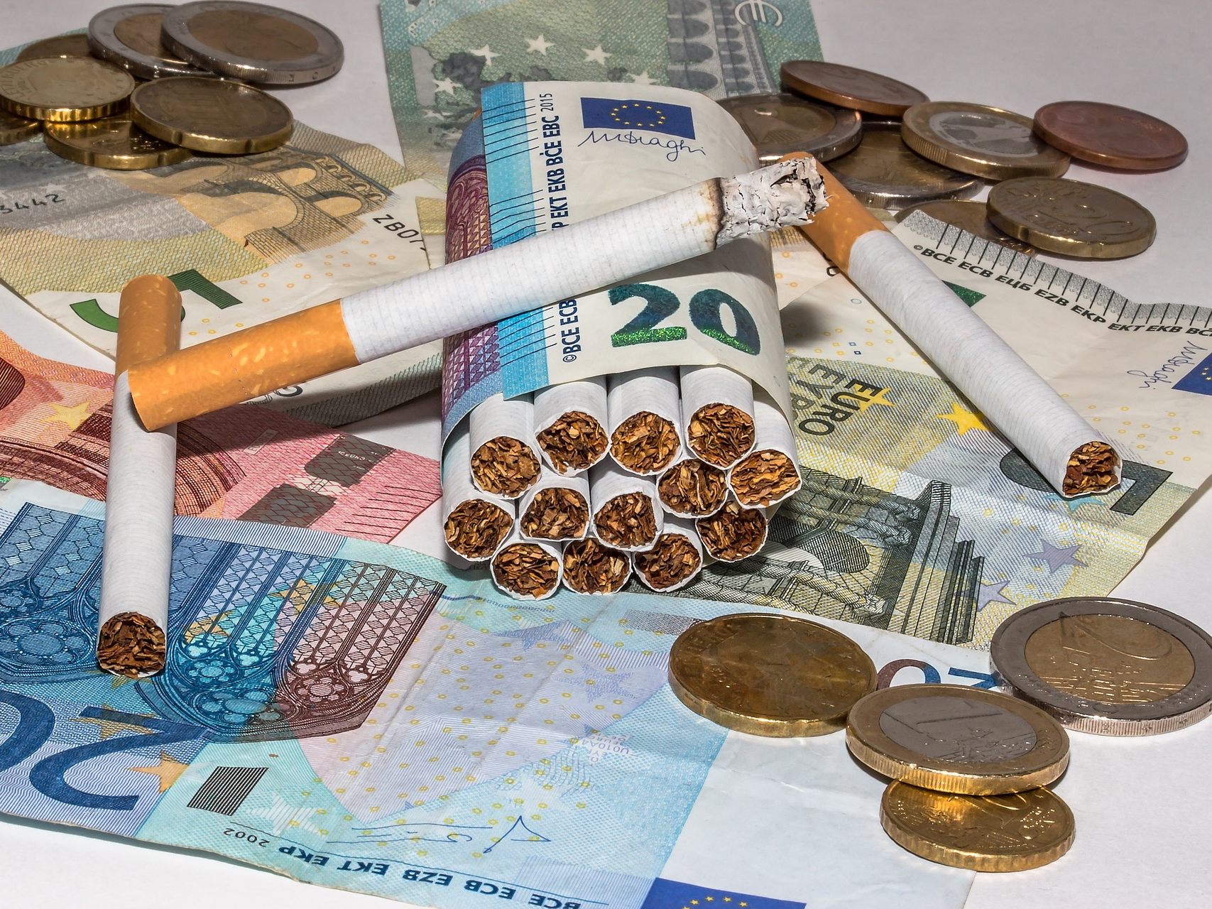 Mit dem Verkauf der geschmuggelten Zigaretten soll der Mann mindestens 9.000 Euro lukriert haben. Mit dem Verkauf der geschmuggelten Zigaretten soll der Mann mindestens 9.000 Euro lukriert haben.
