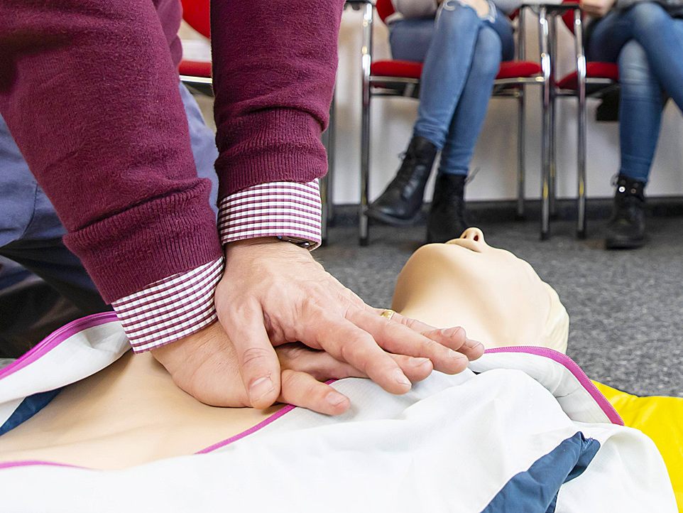 Erste-Hilfe-Kurs im Clubheim des SV Satteins