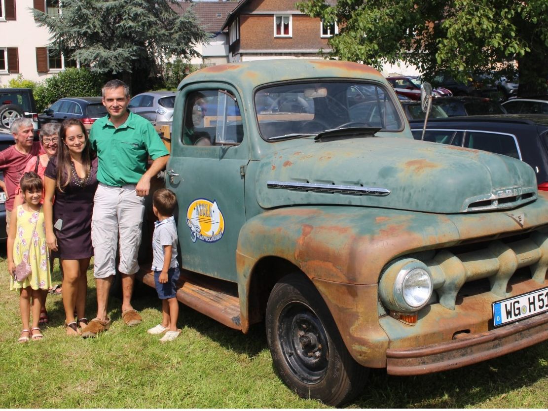 Stolz präsentiert Werner Steurer sein aktuelles Oldtimer-Projekt: den restaurierten Ford Pick-up, Baujahr 1951. Stolz präsentiert Werner Steurer sein aktuelles Oldtimer-Projekt: den restaurierten Ford Pick-up, Baujahr 1951.