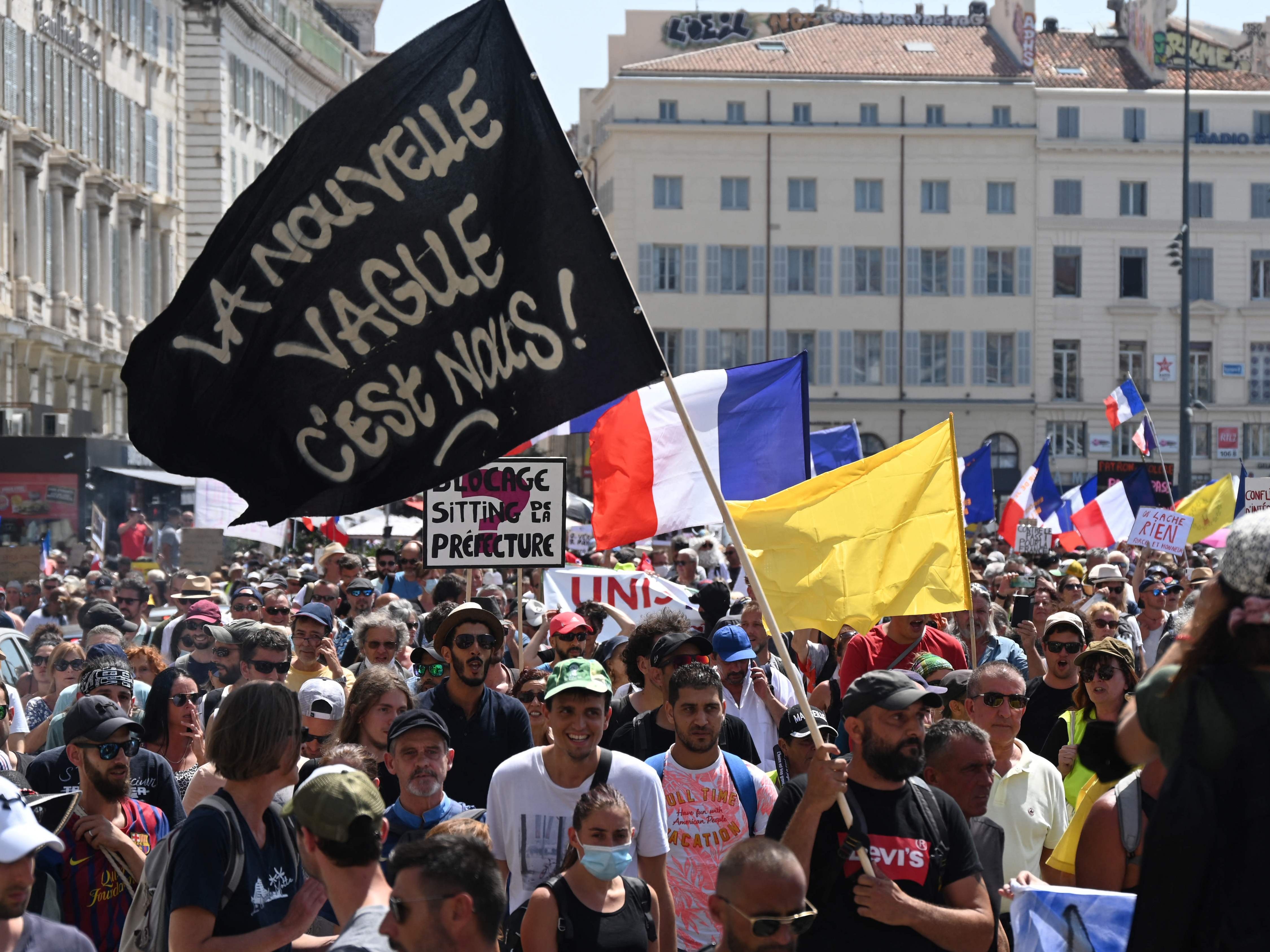 "Wir sind die neue Welle" liest es sich auf der Flagge eines Demonstranten. "Wir sind die neue Welle" liest es sich auf der Flagge eines Demonstranten.